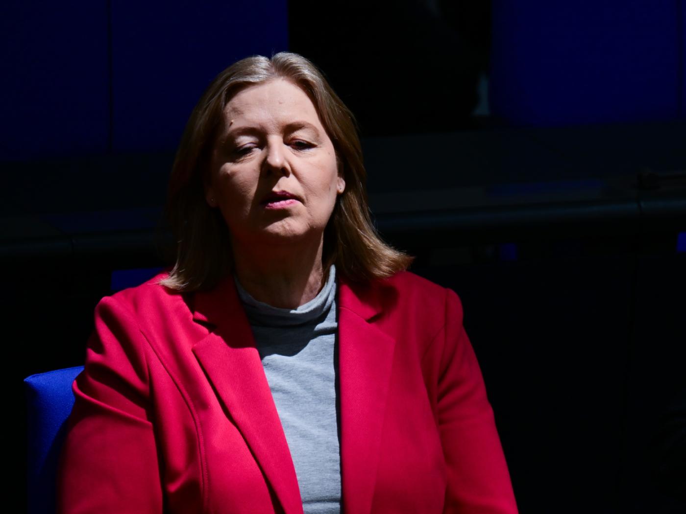 ARCHIV - Bärbel Bas (SPD), Bundesministerin für Arbeit und Soziales, hört während der 60. Sitzung des 21. Deutschen Bundestages zu. Foto: Sebastian Christoph Gollnow/dpa