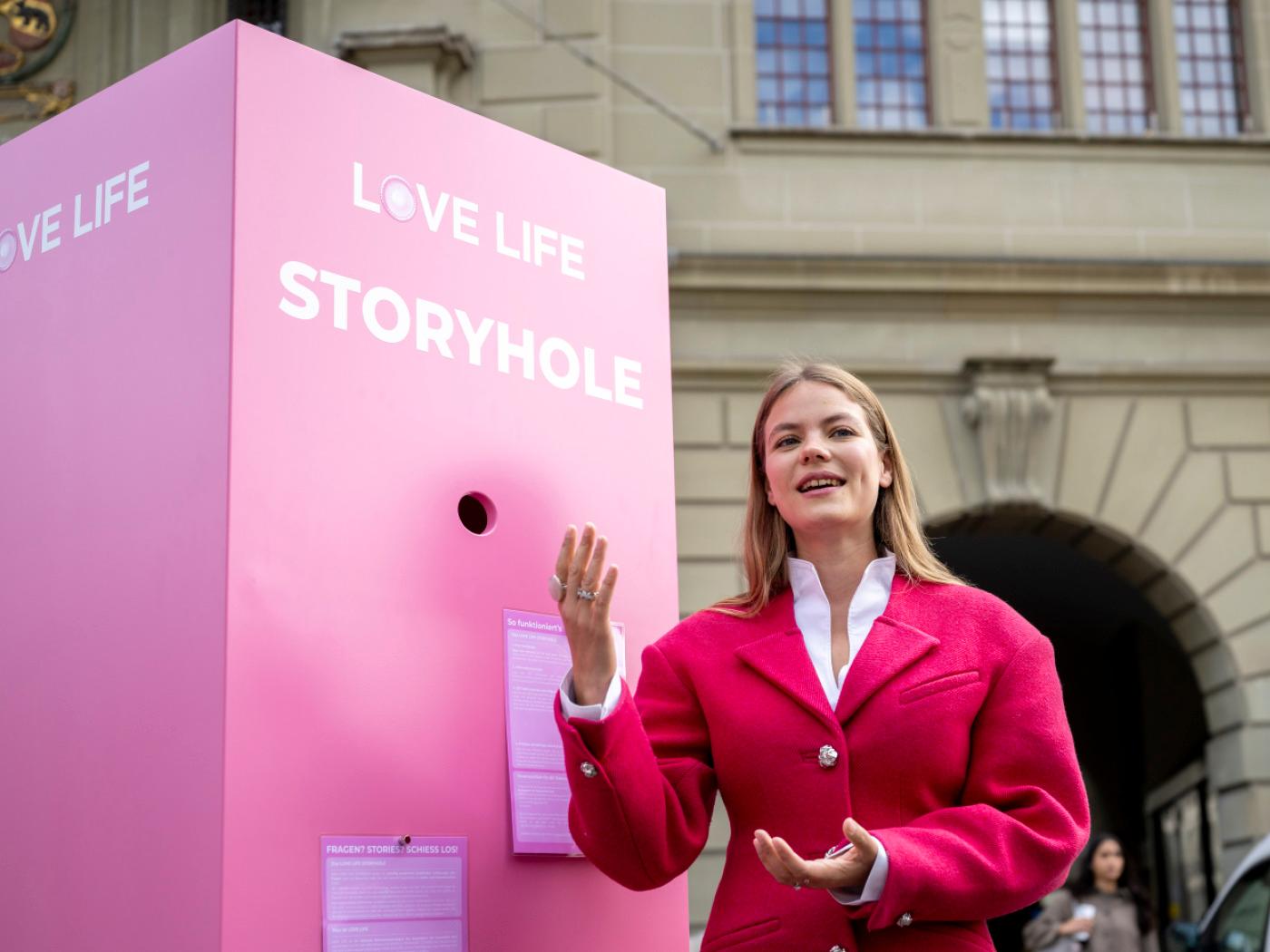 Yaël Meier, Verantwortliche für die Umsetzung der Love Live-Kampagne des BAG, vor der "Storyhole"-Box auf dem Berner Bundesplatz.