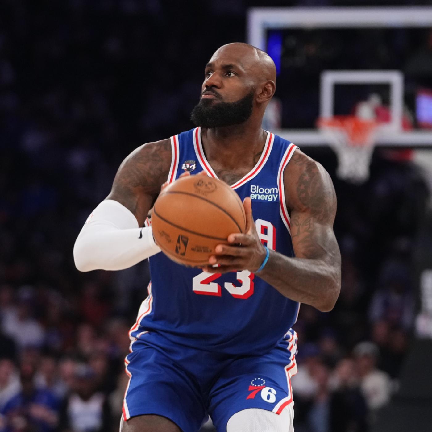 LeBron James bereitet sich auf den Wurf vor