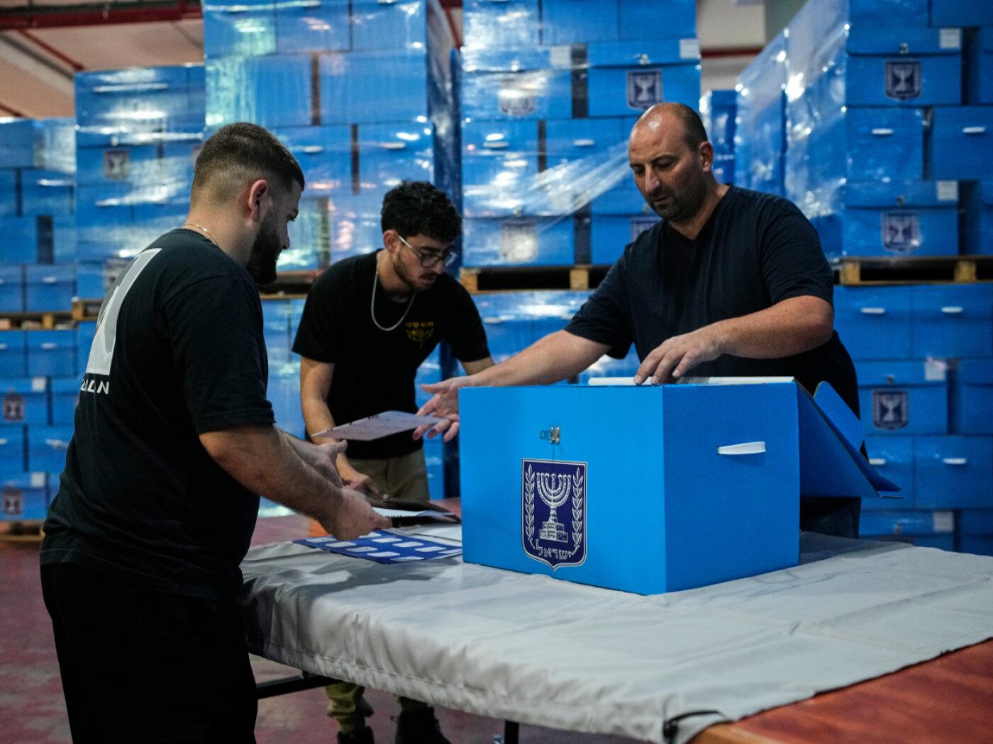 ARCHIV - Im Logistikzentrum der Zentralen Wahlkommission in Zentralisrael werden Wahlurnen für die bevorstehenden Parlamentswahlen in Israel vorbereitet. Foto: Ohad Zwigenberg/AP/dpa