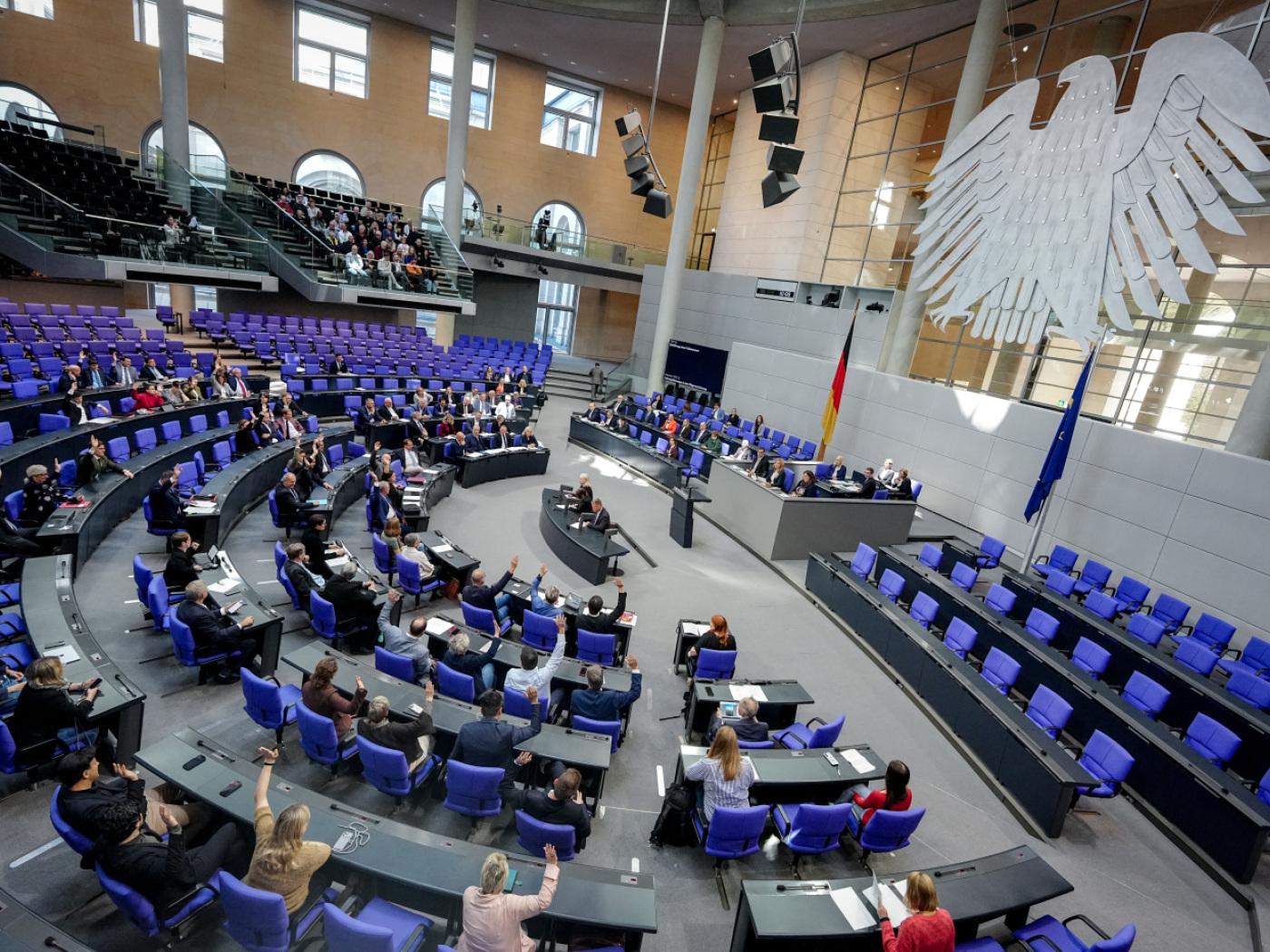 Die Abgeordneten des Bundestags heben für eine Abstimmung die Hände. Foto: Kay Nietfeld/dpa