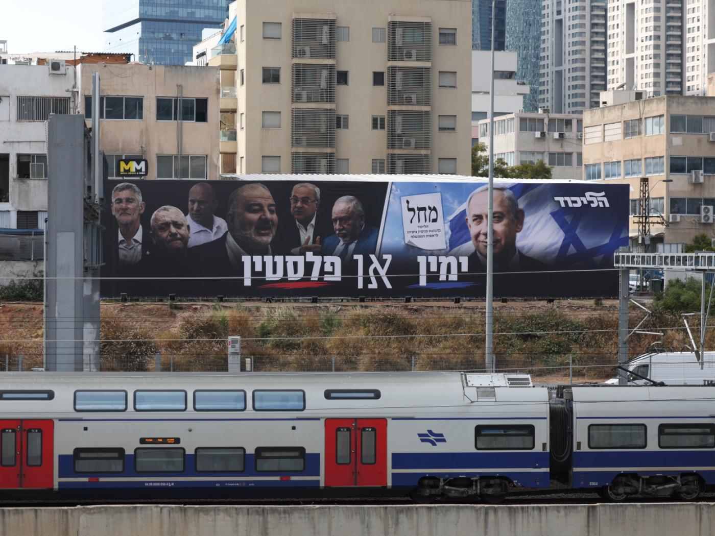 Ein Wahlkampfplakat, auf dem Israels Ministerpräsident Benjamin Netanjahu (r), Vorsitzender der Likud-Partei, sowie eine Reihe prominenter palästinensischer Politiker und Oppositionsführer in Israel zu sehen sind. Der Text auf Hebräisch lautet: «Rechts oder Palästina». Foto: Jamal Awad/dpa