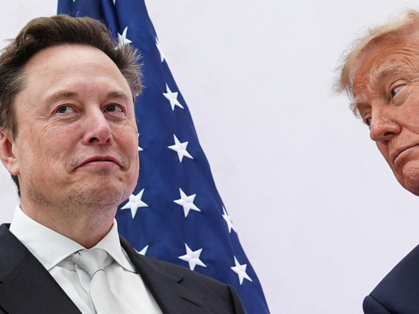 ARCHIV - US-Präsident Donald Trump (r) überreicht Elon Musk im US Institute of Peace die National Medal of Science. Foto: Julia Demaree Nikhinson/AP/dpa