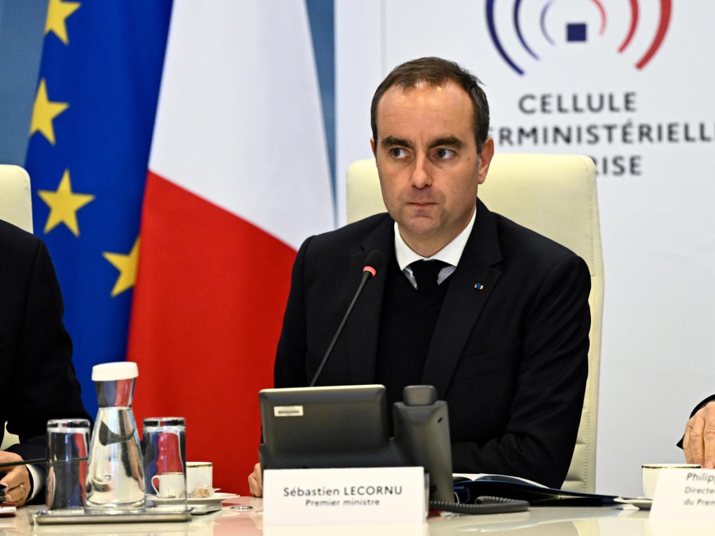 Der französische Ministerpräsident Sébastien Lecornu nimmt an einer interministeriellen Krisensitzung im Innenministerium teil. Foto: JULIEN DE ROSA/Pool AFP/AP/dpa