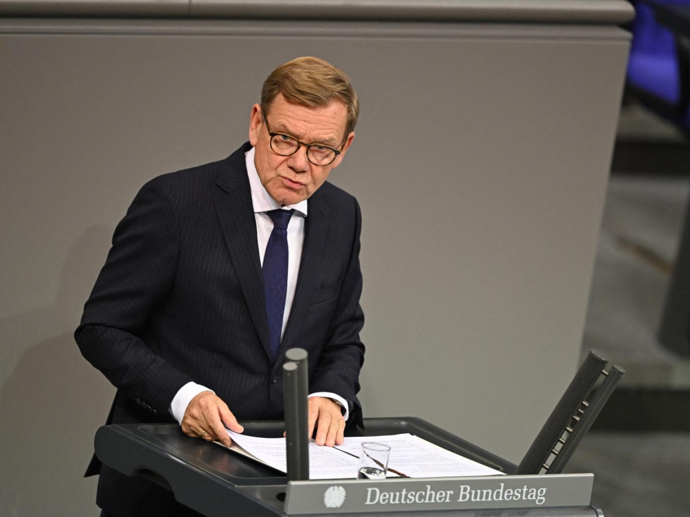 Johann Wadephul (CDU), Außenminister, spricht im Bundestag bei einer Debatte über die Beteiligung bewaffneter deutscher Streitkräfte an der Operation European Union Naval Force ASPIDES (EUNAVFOR ASPIDES). Foto: Michael Brandt/dpa