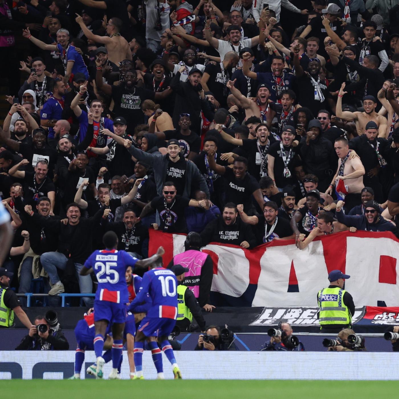 Die Spieler von PSG jubeln über den vierten Treffer gegen Manchester City