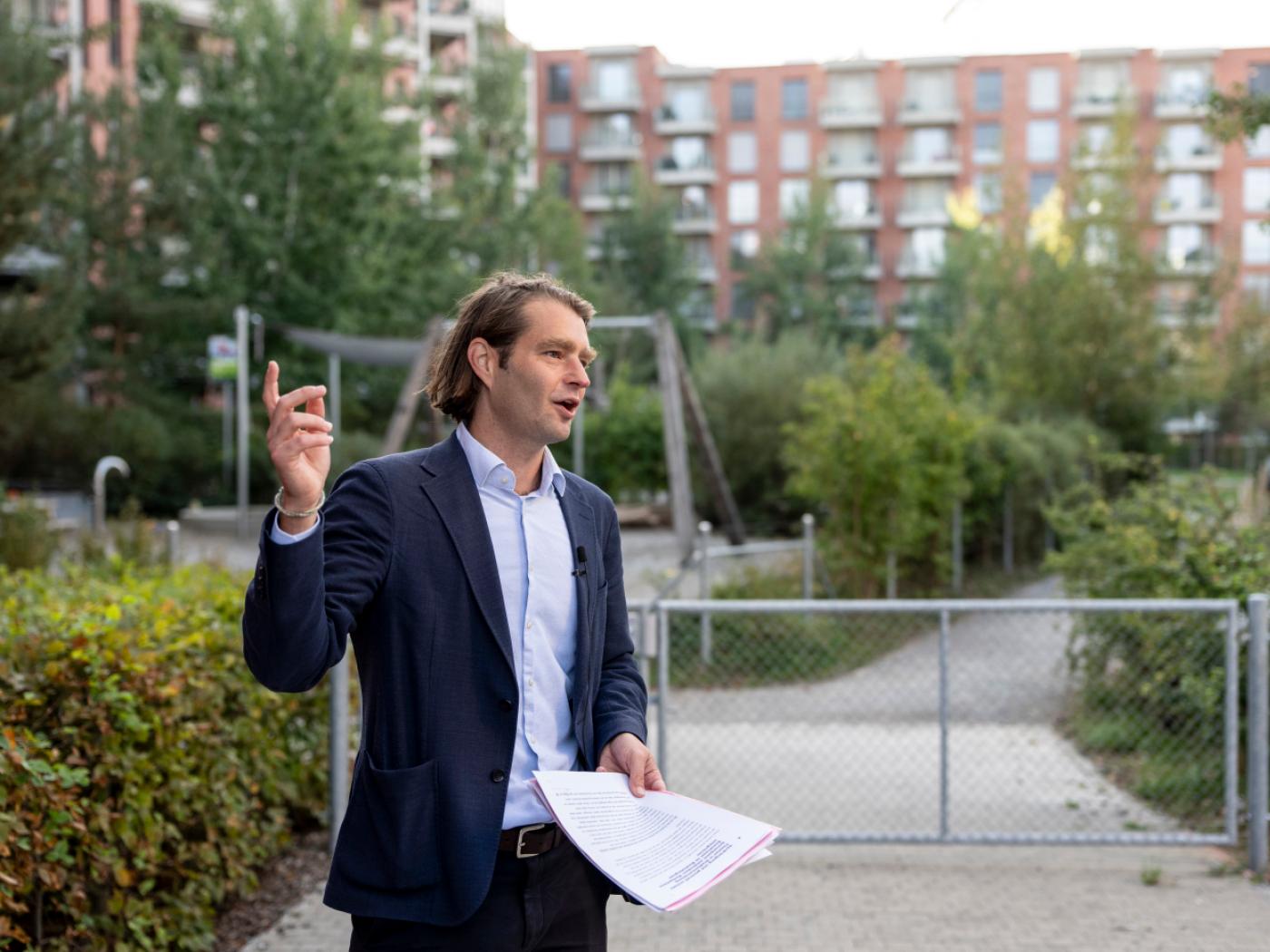 Der neue Stadtzürcher Hochbauvorsteher Tobias Langenegger (SP) vor einem begrünten Innenhof einer Genossenschaft in Altstetten. Für ihn ein gutes Beispiel für seine wichtigen Themen günstiger Wohnraum und mehr Grünraum.
