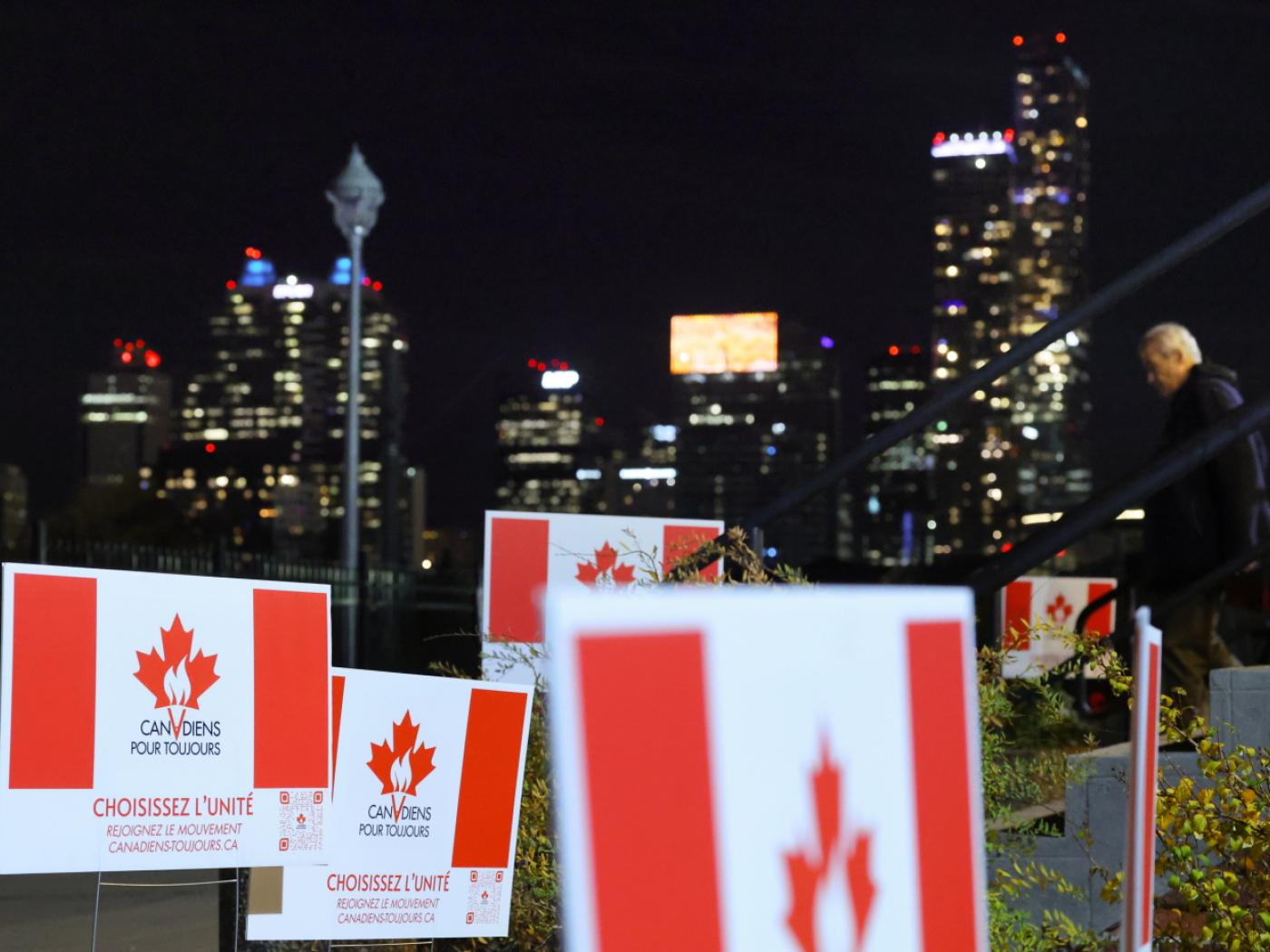 Schilder mit der Aufschrift «Forever Canadian» sind im Rahmen eines Unabhängigkeitsreferendums der kanadischen Provinz Alberta zu sehen. Foto: James Maclennan/The Canadian Press/AP/dpa