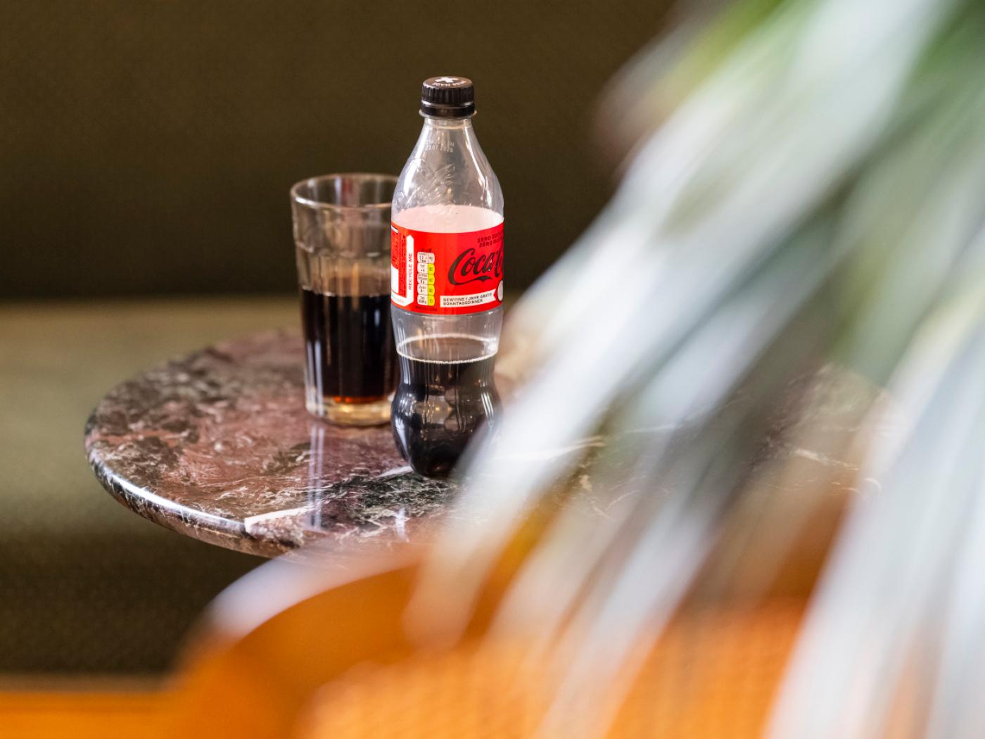 Nach Gesprächen mit EU-Kommission: Coca-Cola, Danone und Nestlé passen ihre Flaschenetiketten an. (Archivbild)