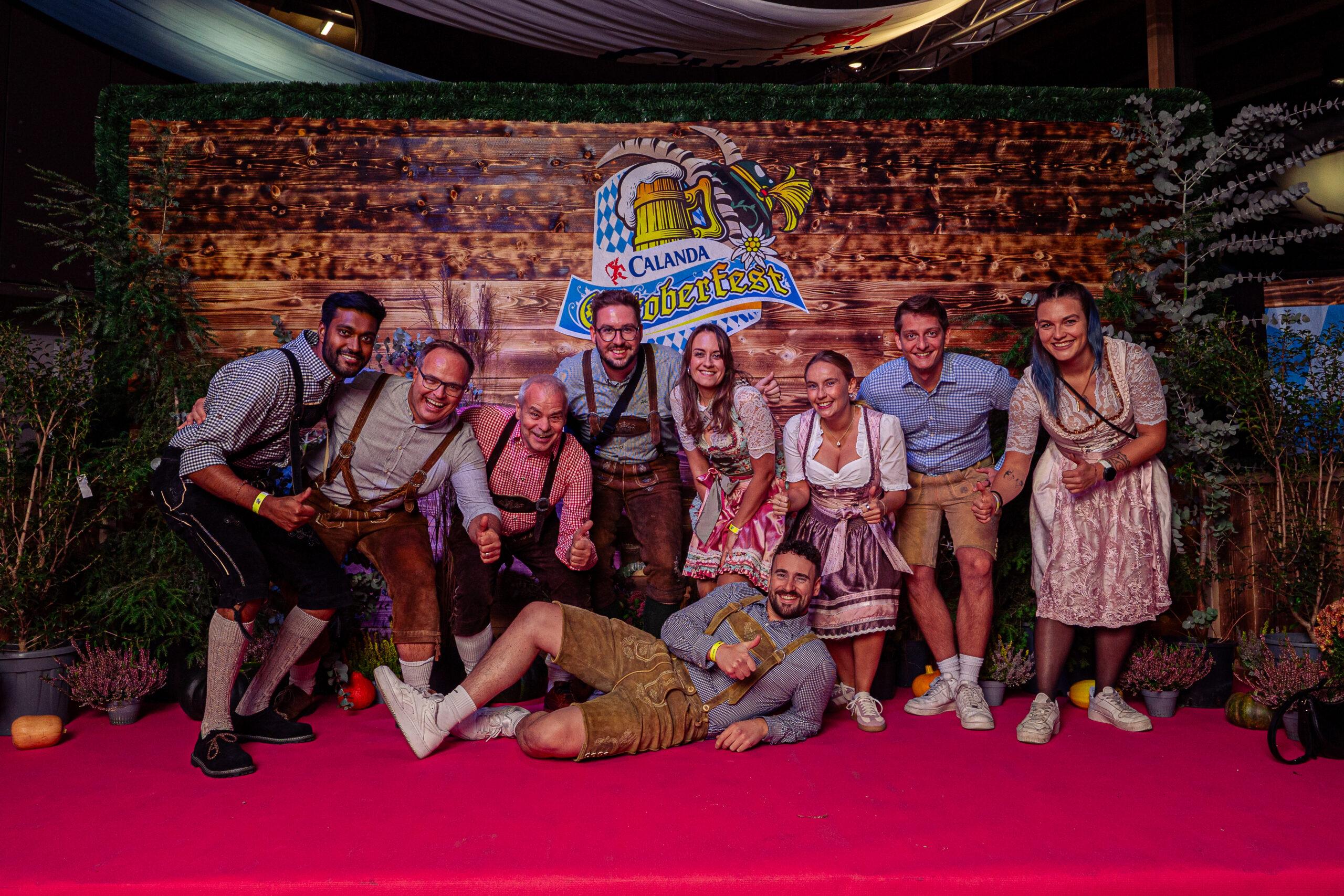 Bayerische Feststimmung mitten in Chur: Dirndl, Lederhosen und ein Prosit auf das Oktoberfest.