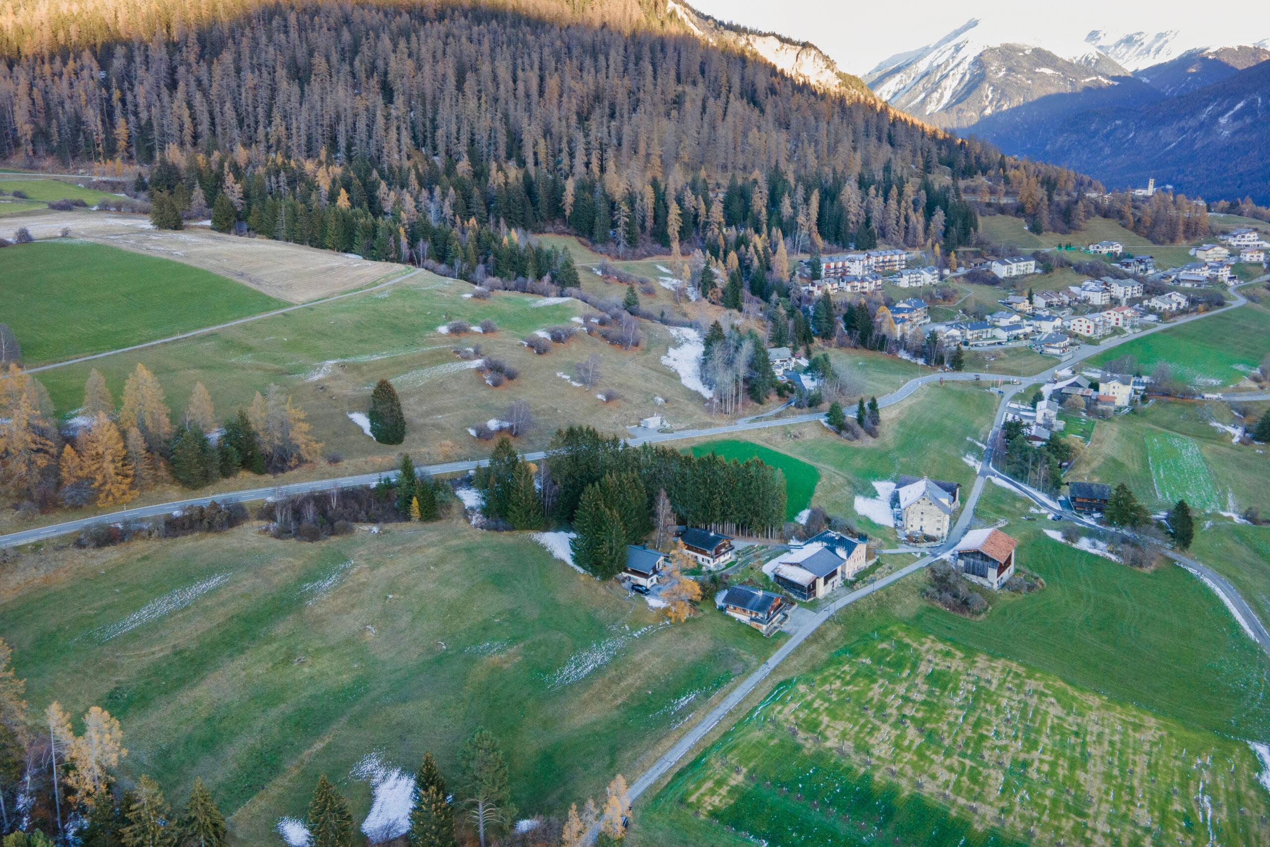 Es ist bekanntlich ein zweigleisiger Ansatz, den die Gemeinde Albula/Alvra und der Kanton für die Zukunft von Brienz/Brinzauls verfolgen. Einerseits wird weiter am Entwässerungsstollen gebaut, der die Situation beruhigen soll. Andererseits läuft parallel dazu seit dreieinhalb Jahren die Planung einer Dorfumsiedlung, und eine Kommission der Gemeinde erarbeitet ein abschliessendes Konzept dazu. Der Standort Vazerol (im Bild) wird von der Brienzer Bevölkerung favorisiert. Hinsichtlich der Gefährdungssituation besteht eine sehr grosse Unsicherheit. Es ist jedoch nicht auszuschliessen, dass diese Standorte später doch noch in Frage kommen und zudem hier die höchste Nachfrage besteht. Fotografiert am 20.11.24. Bild Olivia Aebli-Item