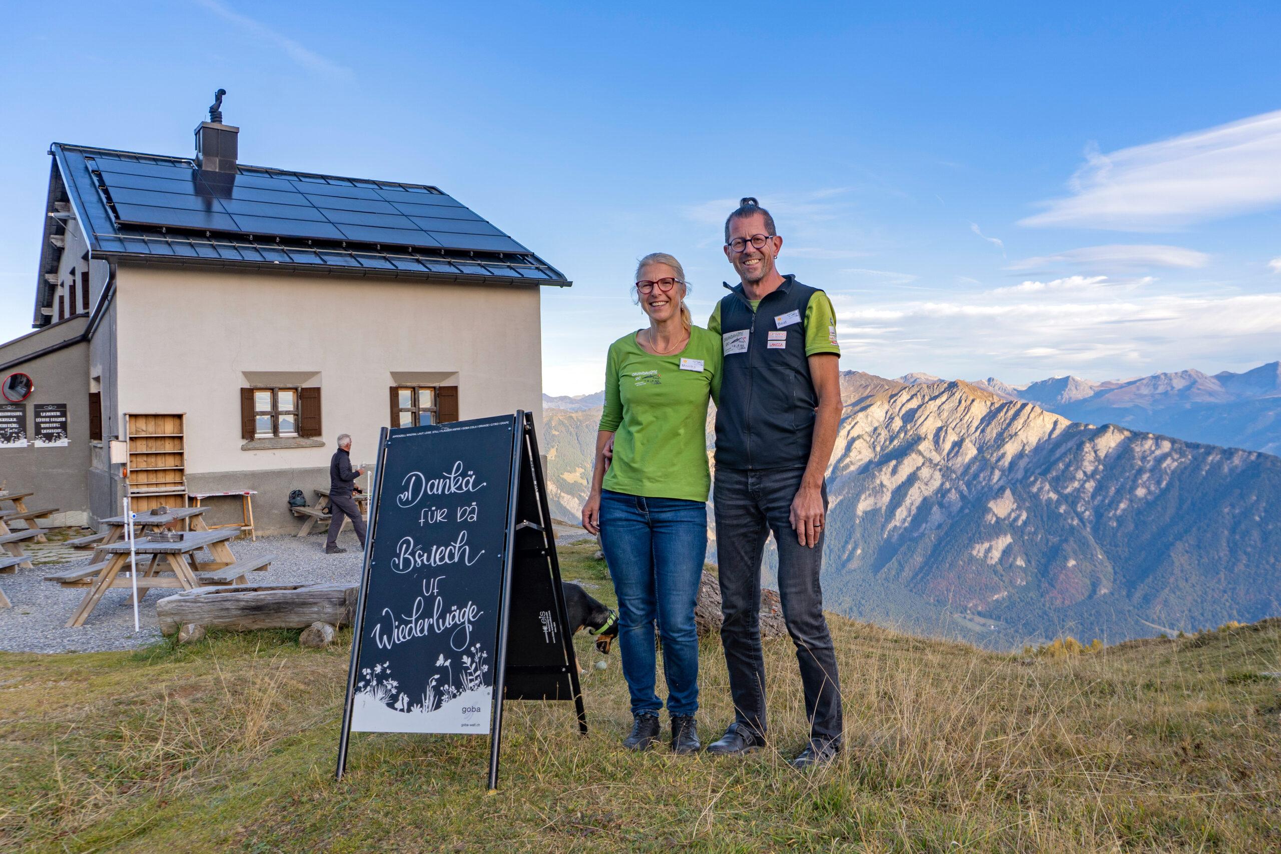 Das Pächterpaar sagt danke: Nach sechs Jahren nehmen Monika und Beat Gansner Abschied von der SAC-Calandahütte und den Gästen.