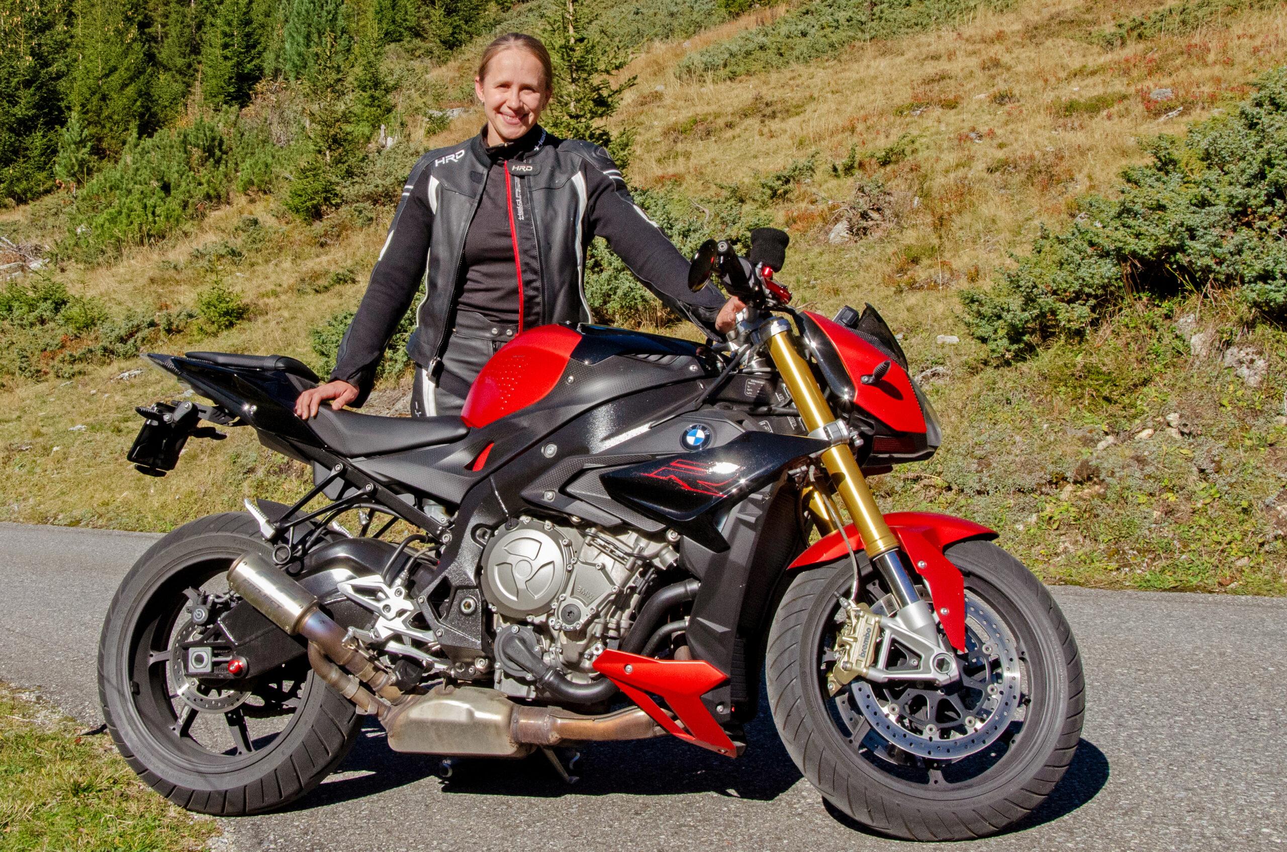 Zwischenstopp im Dischmatal: Ihren Töff – eine BMW S 1000 R mit 170 PS und Speziallackierung – hat Oona Emmenegger seit dem Jahr 2021.