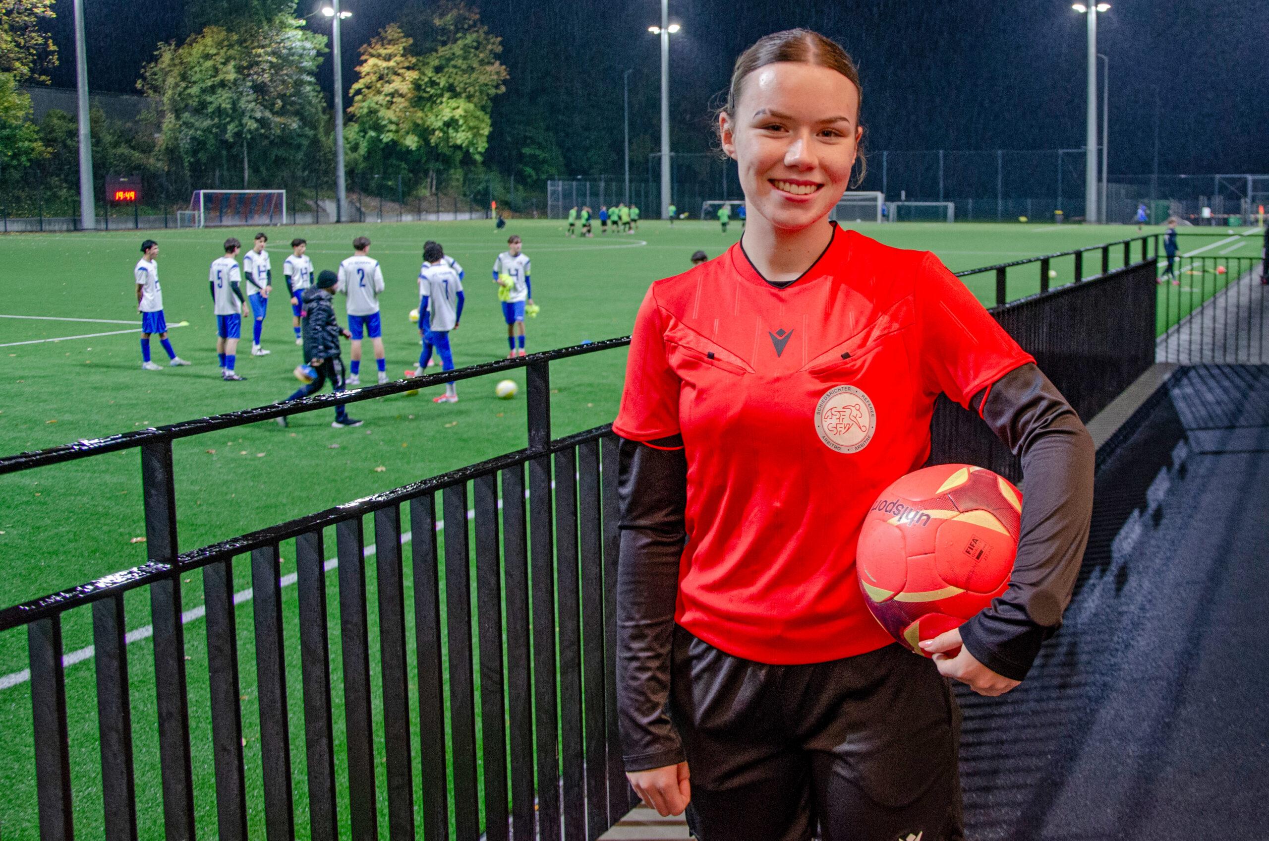 Bereit: Elin Salzgeber posiert Mitte Oktober im liechtensteinischen Schaan vor ihrem ersten Einsatz in einem Spiel der Junioren-B-Liga.