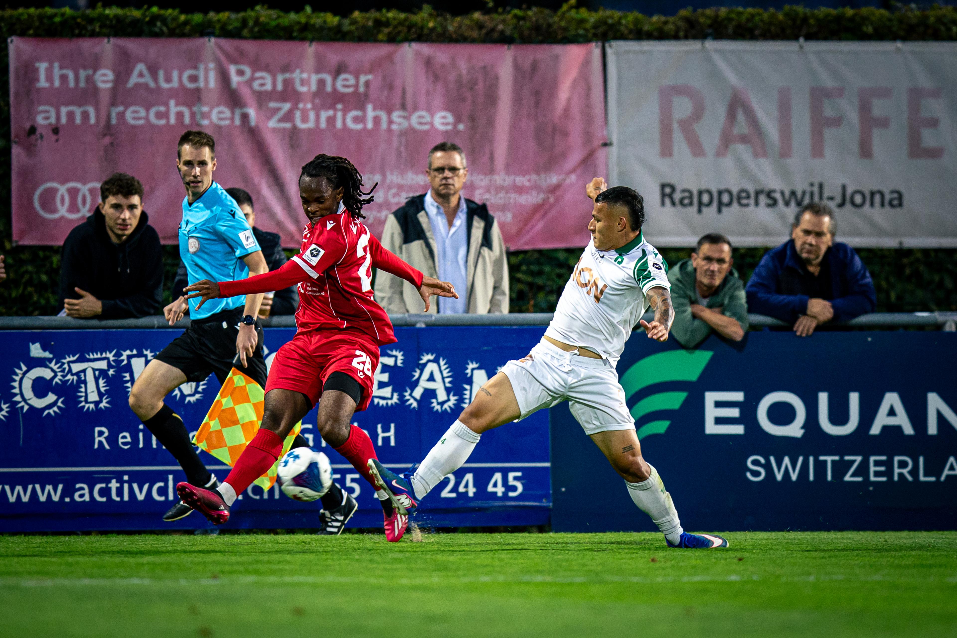 Bitterer Abend: FCRJ-Verteidiger Junior Ambassa (links) muss sich mit dem FCRJ im Heimspiel gegen Stade Nyonnais mit 1:4 geschlagen geben.
