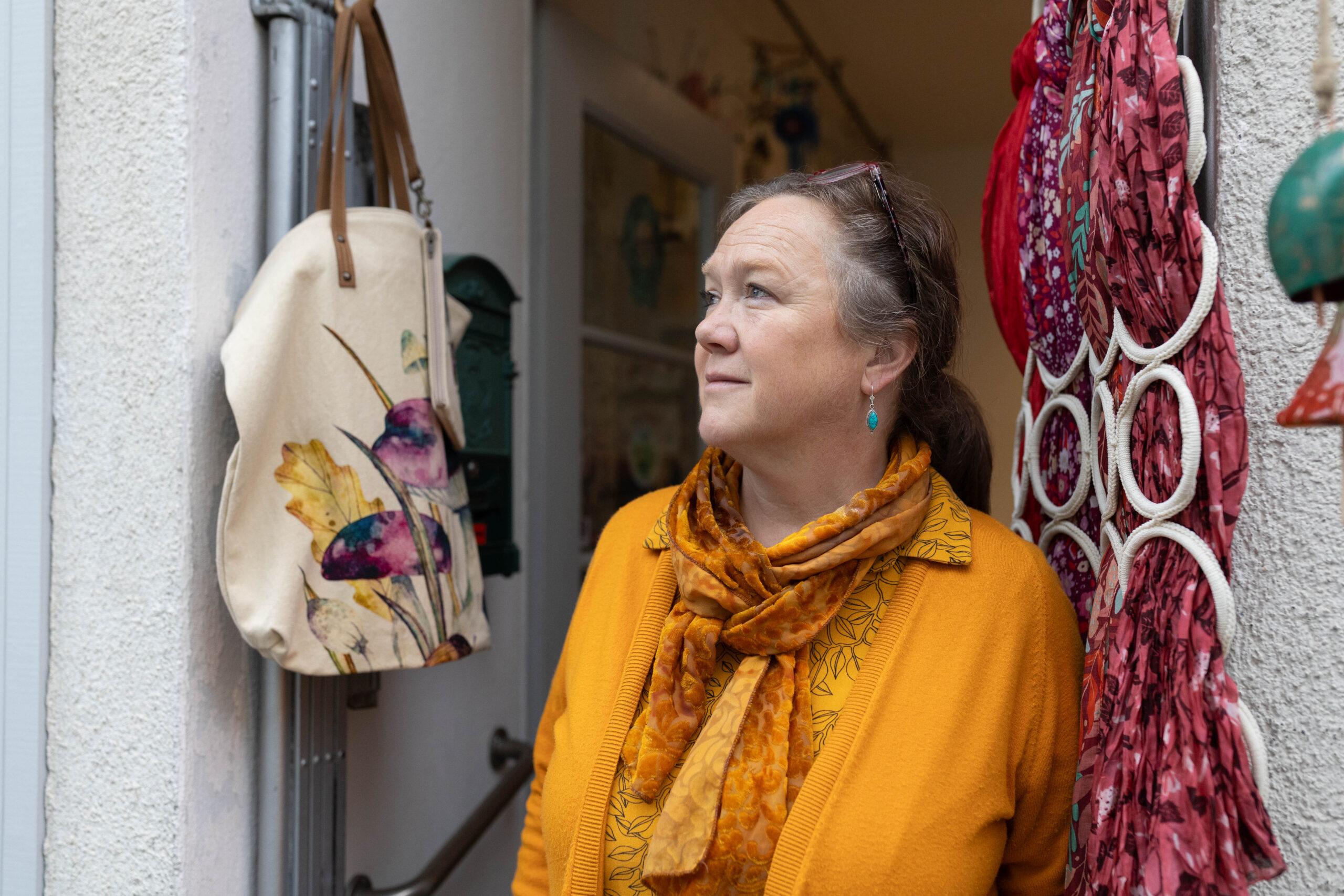Monika Schnyder vor dem «Naturlädeli» an der Kirchstrasse in Glarus. Die Bauarbeiten erschweren nach ihren Angaben den Zugang zum Geschäft.