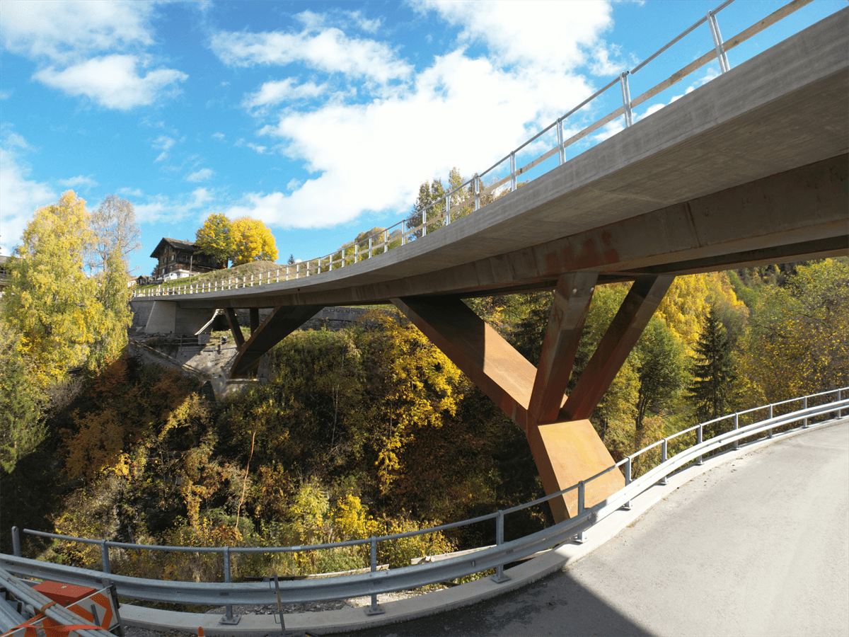 Langlebige Konstruktion: Zwei Stahlkastenträger tragen die Betonplatte der neuen St. Petersbachbrücke.