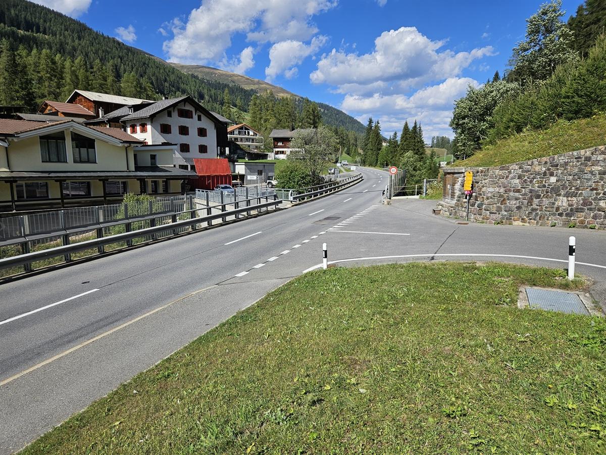 Ein Millionenprojekt: Auf diesem Abschnitt der Landwasserstrasse bei Davos Glaris müssen alte Brücken ersetzt werden.
