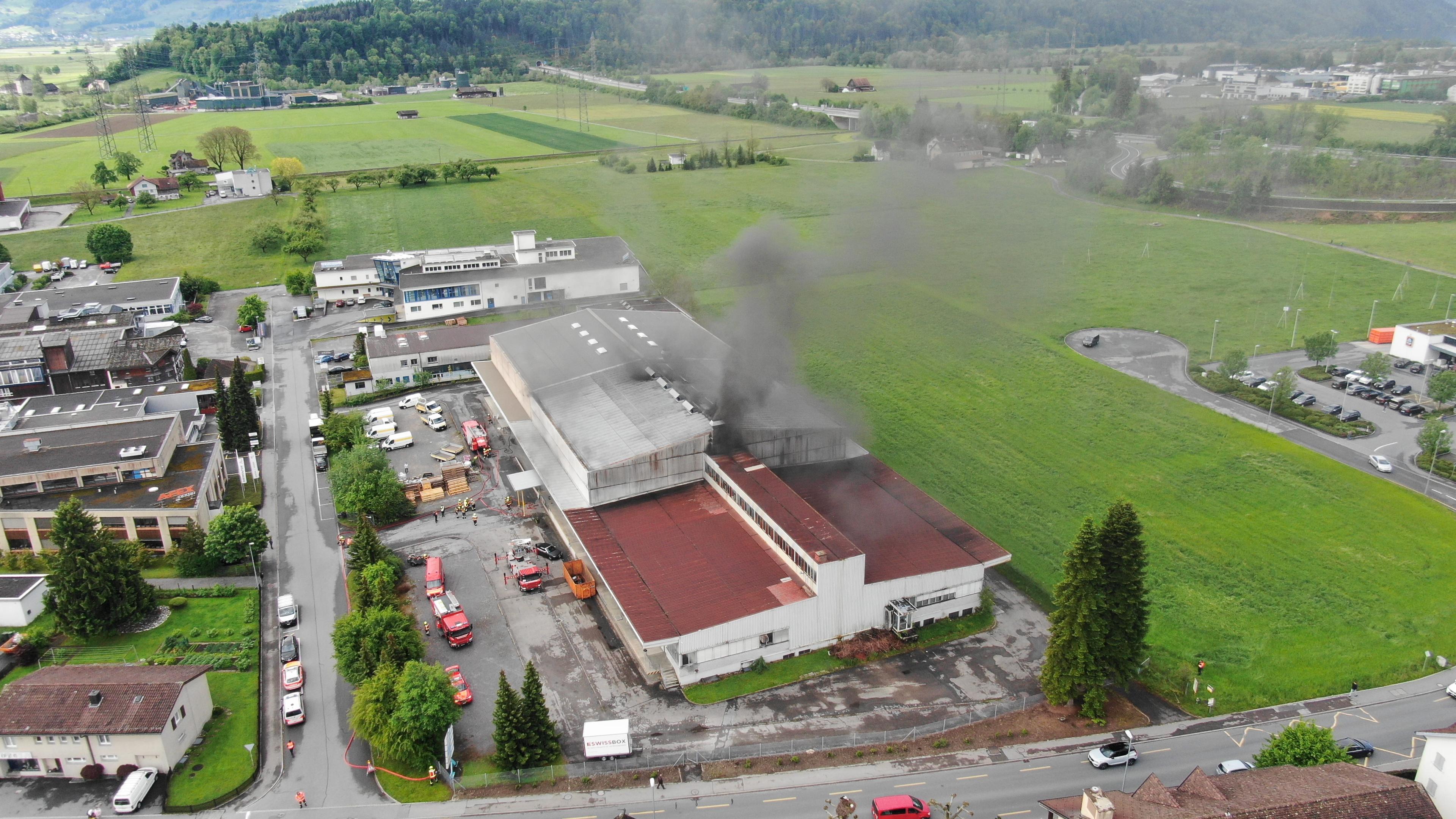 Hier brennt es: Der eingezogene Raum für die Plantage stürzte in einer Halle an der Zürcherstrasse in Uznach ein.