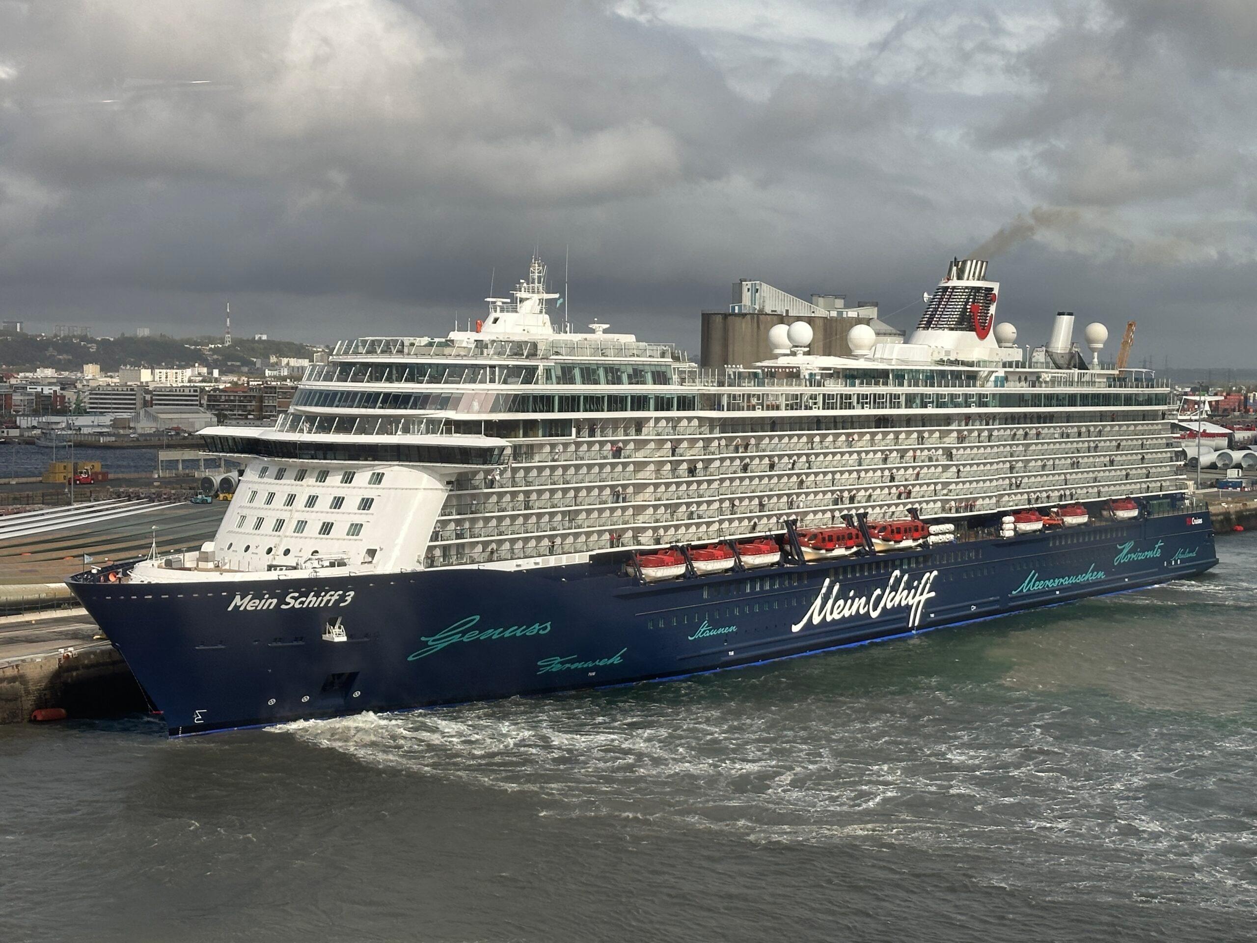 Mein Schiff 3 in Le Havre: Dieser Kreuzfahrtriese ist nun in Bremerhaven mit einem Containerschiff kollidiert.