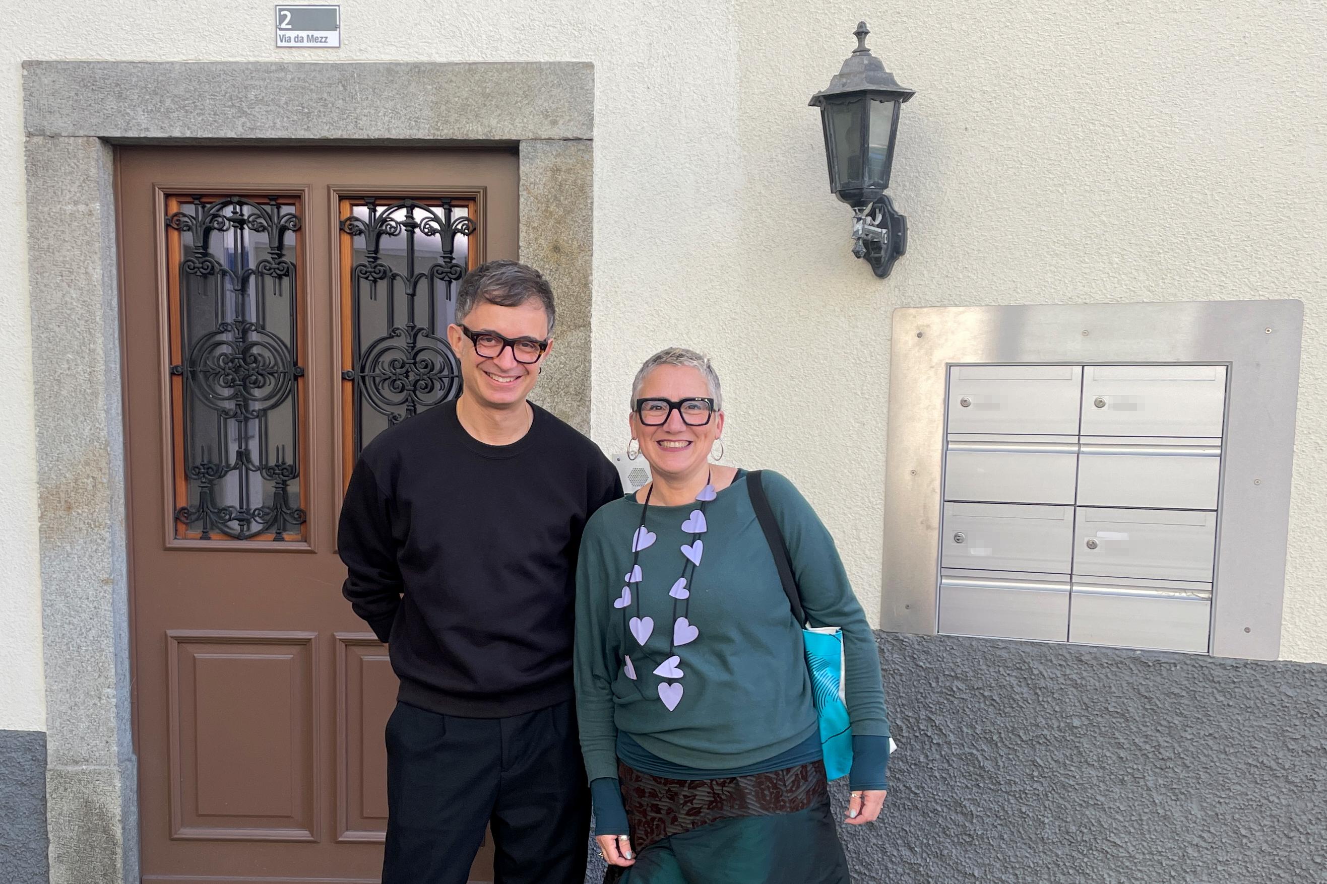 Heimstätte der Literatur: Autor Patrick Maisano und Autorin Begoña Feijoo Fariña treffen sich vor der Residenz in Poschiavo.