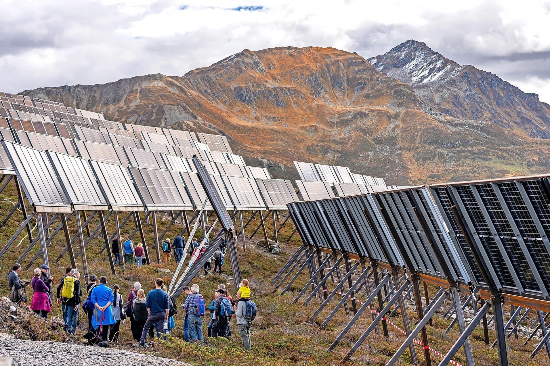 Beteiligung der öffentlichen Hand: Standortgemeinden von Solarkraftwerken (im Bild Madrisa Solar in einer Aufnahme vom Oktober 2025) könnten in Zukunft eine Abgeltung erhalten. 