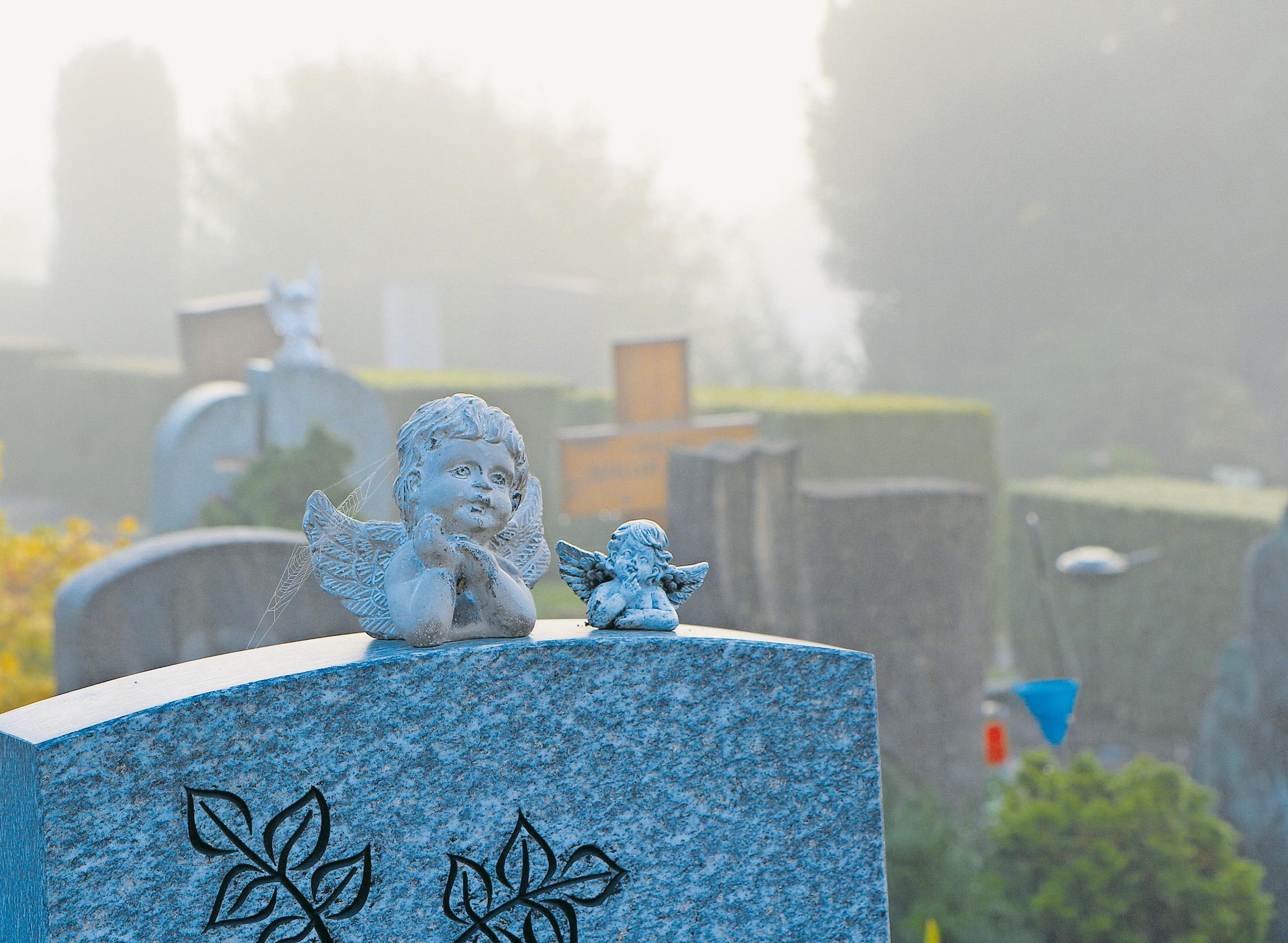 Ort der Erinnerung: Zwei Engelsfiguren zieren einen Grabstein auf dem Friedhof in Schmerikon.