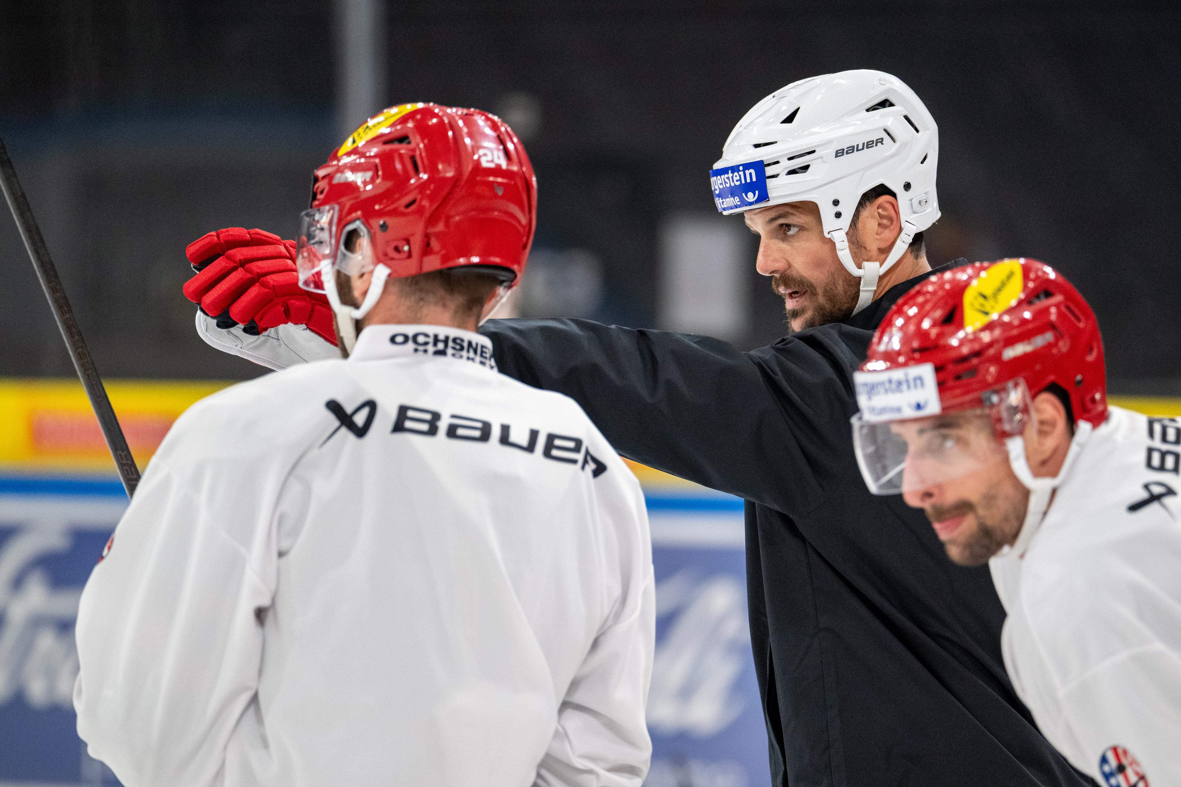 Im Training der SCRJ Lakers: Assistenztrainer Dino Wieser gibt den Spielern Anweisungen.