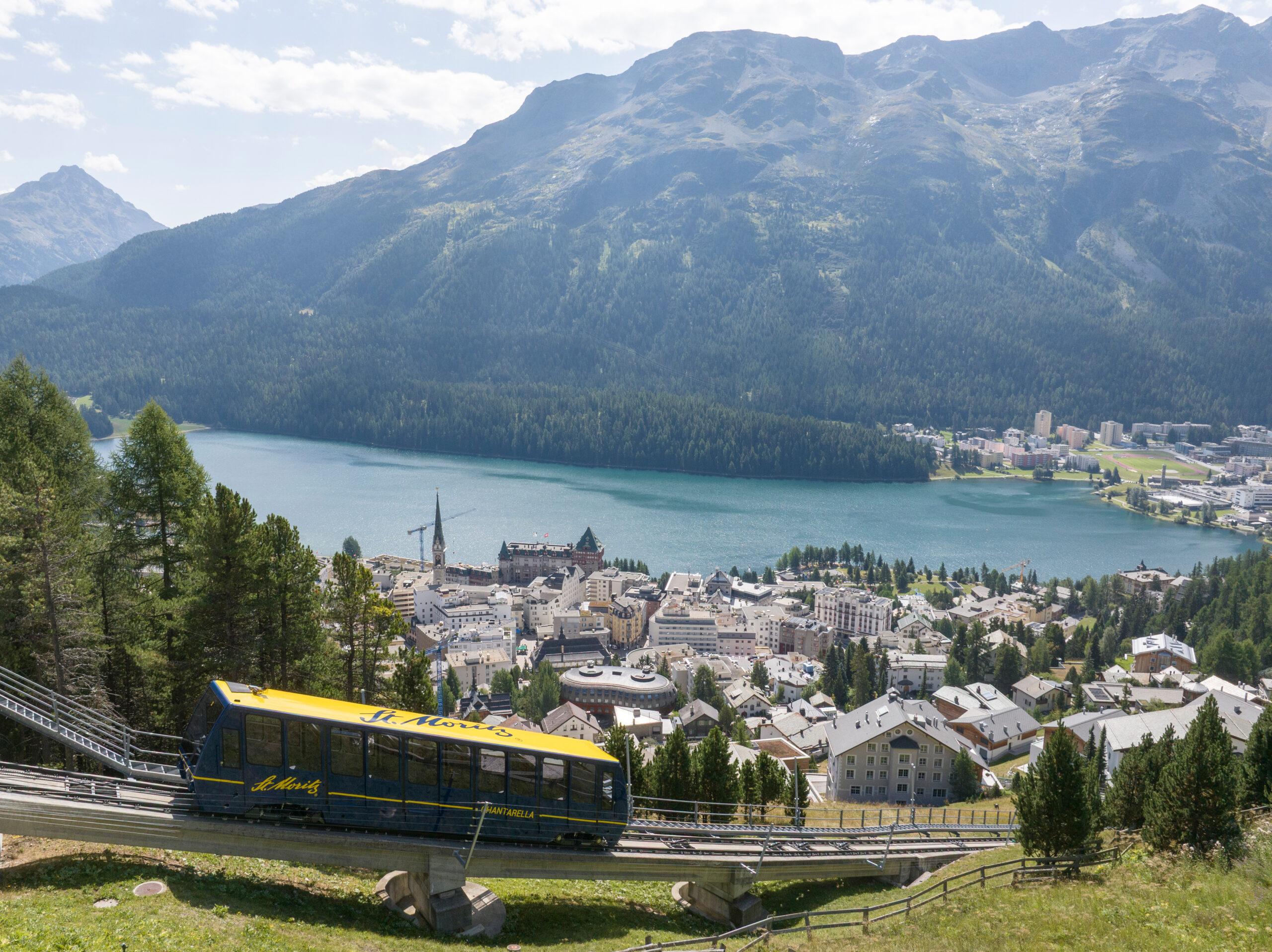 Rundum erneuert: Aktuell und noch für eine Woche bringen die frischsanierten Standseilbahnen Bikerinnen und Wanderer von St. Moritz auf Corviglia.