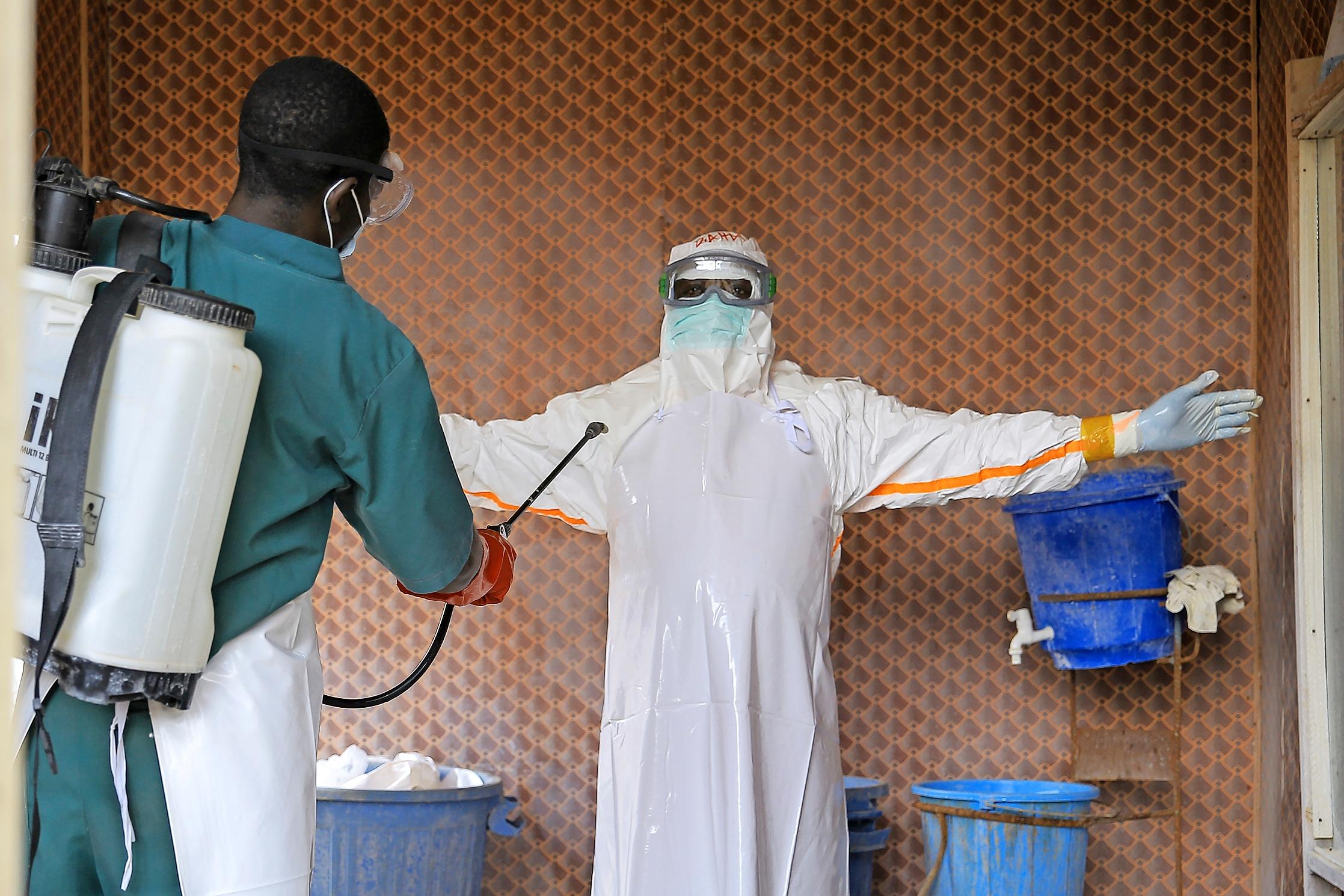 Kampf gegen hochansteckende und tödliche Seuche: Pflegepersonal in einem Ebola-Behandlungszentrum in der Demokratischen Republik Kongo wird desinfiziert.