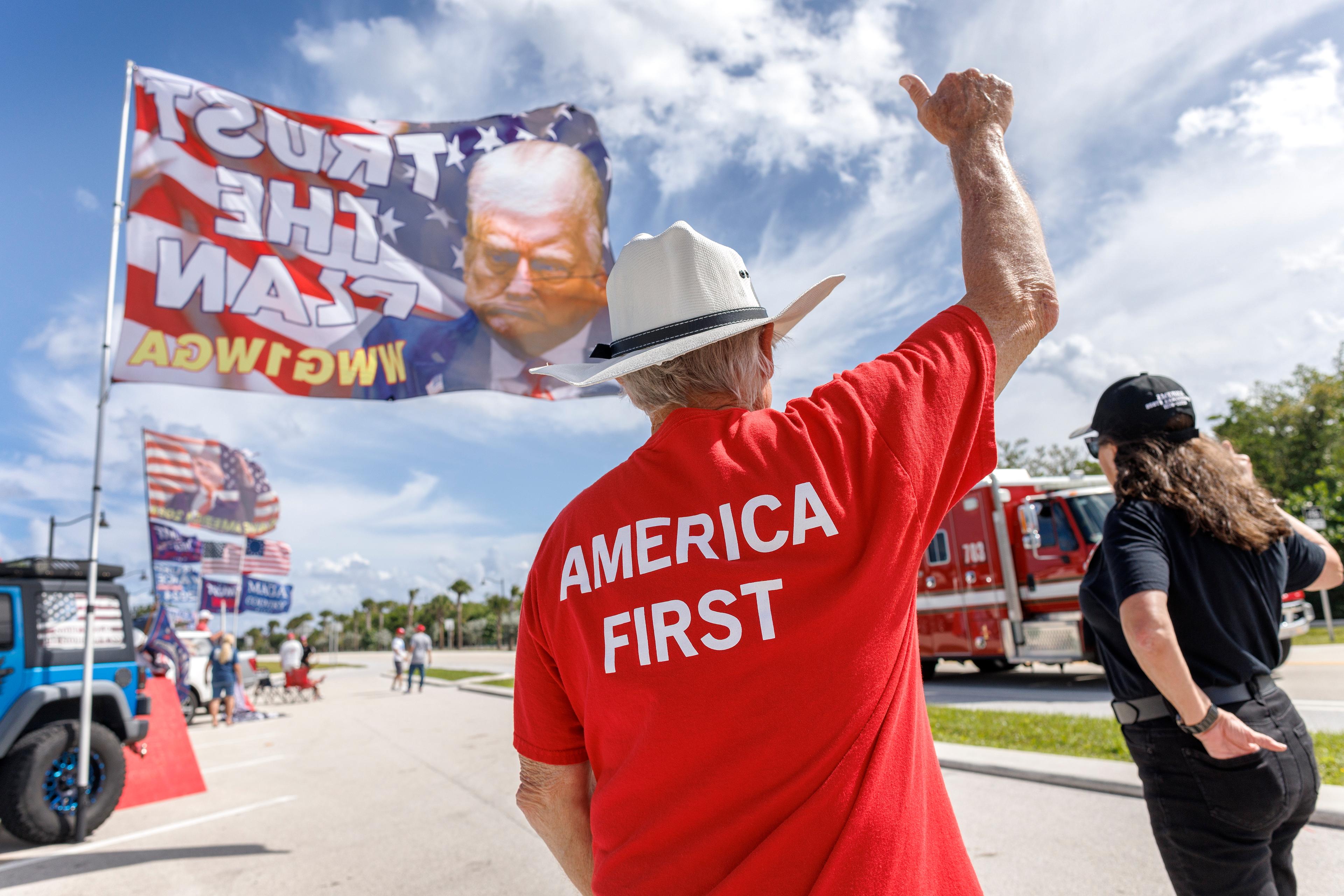 Trump-Fans in der Nähe seiner Residenz Mar-a-Lago in Florida: Die Zwischenwahlen entscheiden über den künftigen Spielraum des US-Präsidenten.