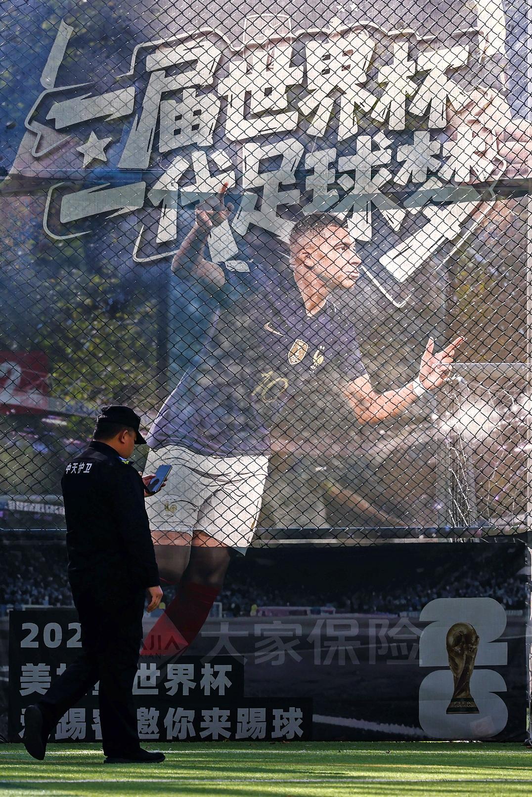 Am Mittwoch hing er noch in Peking: Werbung mit Kylian Mbappé ist in China nicht mehr gern gesehen.