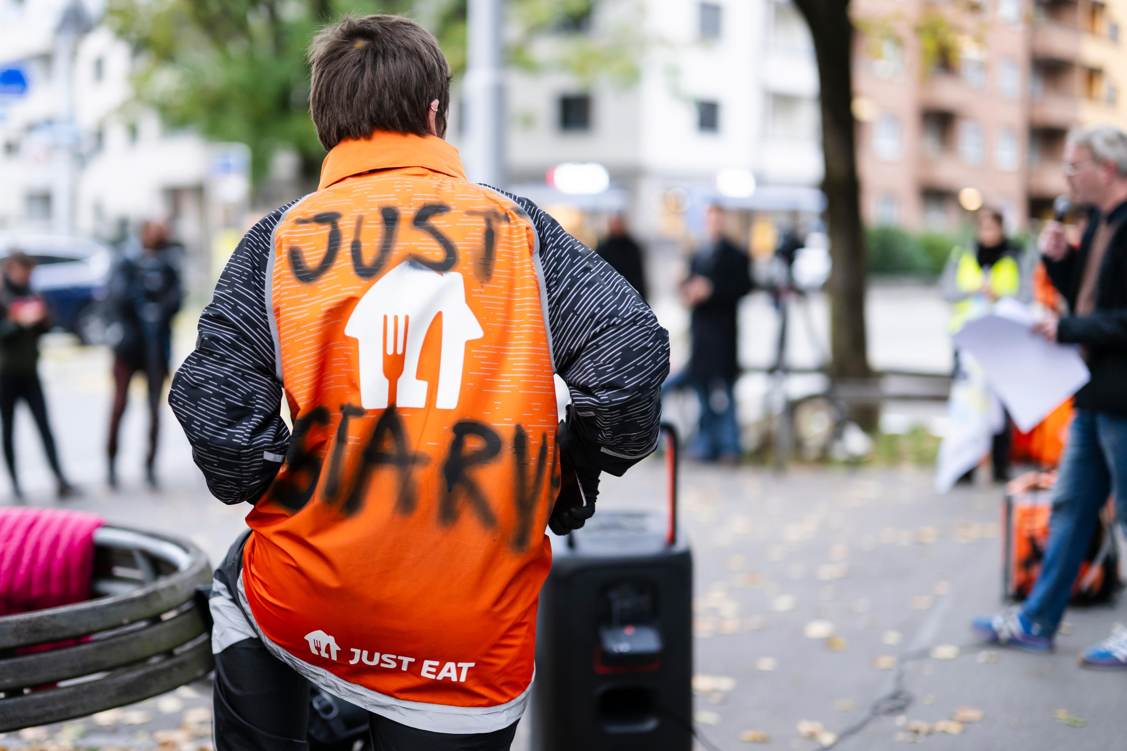 Am Donnerstag in Zürich: Mitarbeiter des Essenslieferdienstes und Gewerkschafter demonstrieren vor dem Hauptsitz von Just Eat gegen das neue Beschäftigungsmodell.