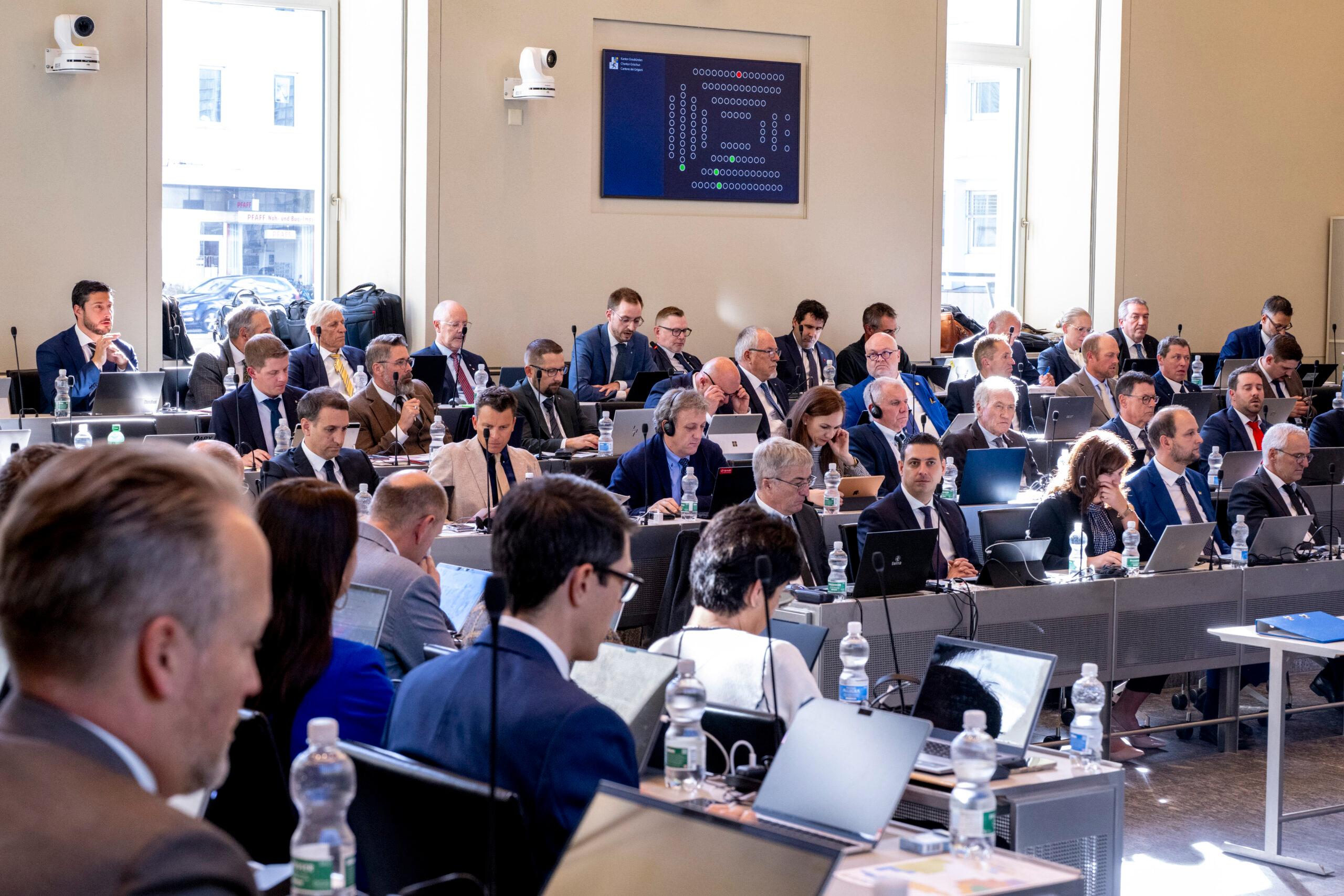 Spricht viel über Täter, kaum über Opfer: Die SVP-Fraktion (rechte Bildhälfte) an der Oktobersession des Grossen Rates.