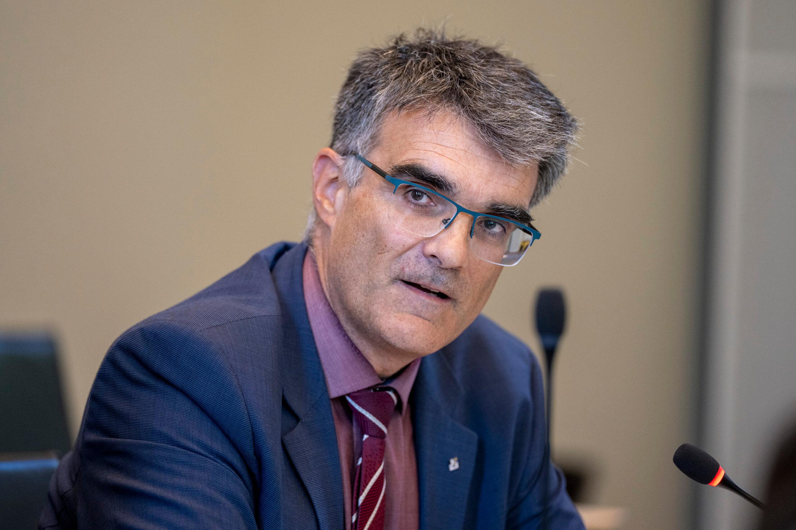 Hat viele Fragen gerade aus von der SVP zu beantworten: Regierungsrat Marcus Caduff.