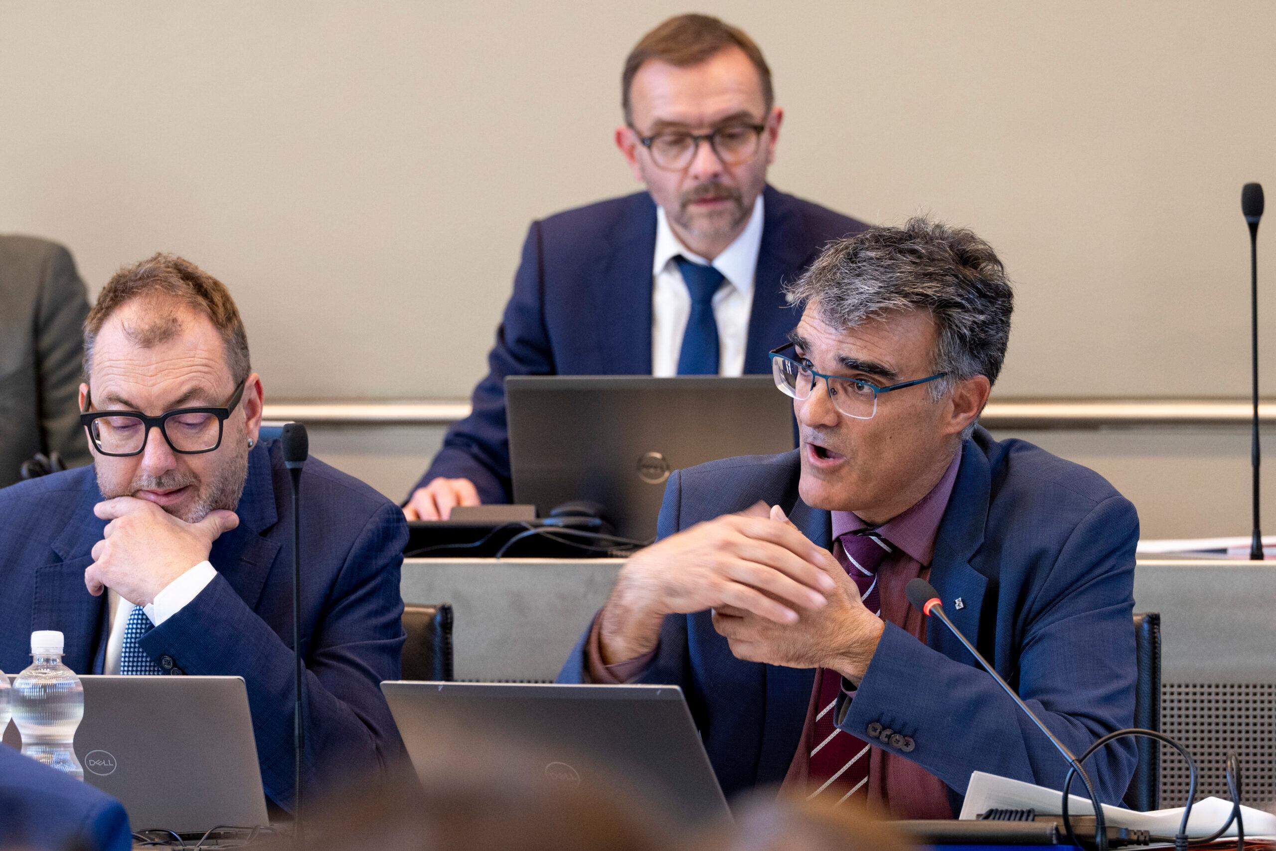 Weiss für das Gesetz gegen häusliche Gewalt eine grosse Parlamentsmehrheit hinter sich: Regierungsrat Marcus Caduff (rechts) neben Amtskollege Peter Peyer.