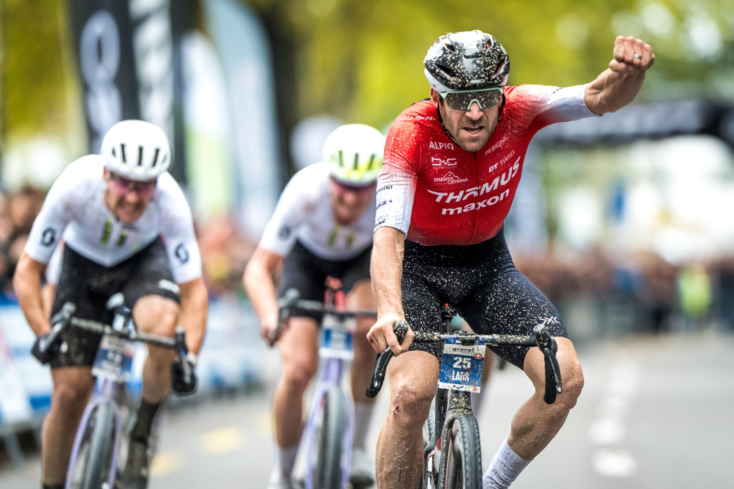 Der Mountainbike-Profi aus Rieden jubelt: Der neue Gravel-Schweizer-Meister Lars Forster ballt nach dem erfolgreichen Zielsprint die Faust.
