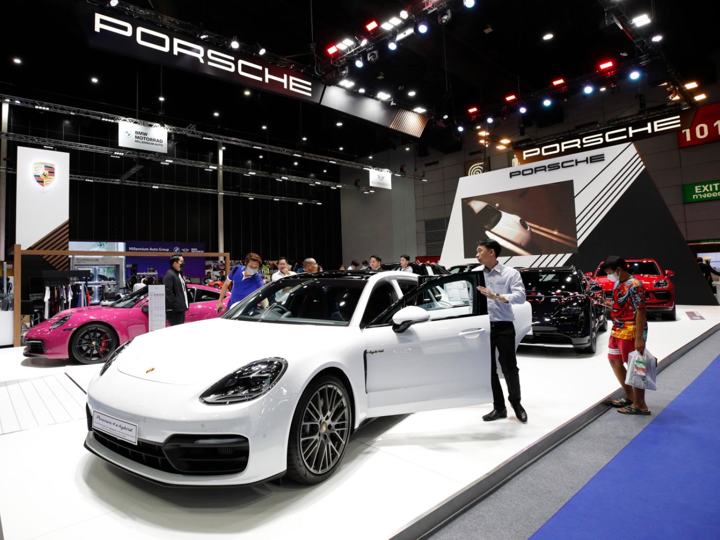 Nach heftigen Gewinneinbrüchen will Porsche zurück in die Erfolgsspur. Der Sportwagenbauer will in den nächsten Jahren kräftig Kosten sparen und sich stärker auf Fahrzeuge mit besonders hoher Rendite fokussieren. (Archivbild)