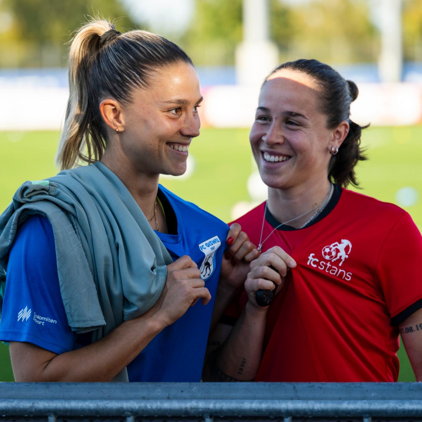 Viel Spass und Erinnerungen an früher: Viola Calligaris (li) im Shirt des GC Giswil, Géraldine Reuteler in jenem des FC Stans