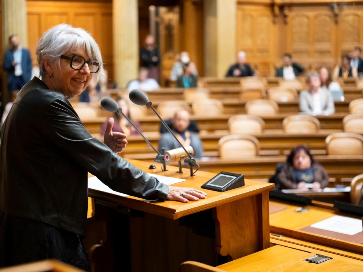 Bundesrätin Elisabeth Baume-Schneider spricht an der zweiten Behindertensession der Schweiz. 44 Menschen mit Behinderungen haben am Mittwoch im Bundeshaus den Bundesrat und das Parlament aufgefordert, die Inklusion mit konkreten Massnahmen voranzutreiben.