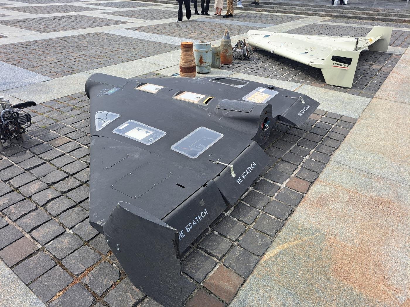 ARCHIV - Über der Ukraine abgeschossene russische Kampfdrohnen iranischer Bauart liegen in Kiew auf dem Boden. Foto: Andreas Stein/dpa/Symbolbild
