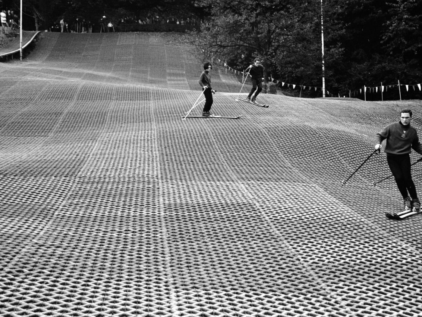 Vorwinterliches Skitraining auf der Bürstenpiste in Zürich. Ausgelegt wurde die Piste im Jahr 1966 vom Warenhaus Jelmoli. In den Herbstferien gab es sogar Skikurse für Kinder. (Archivbild)