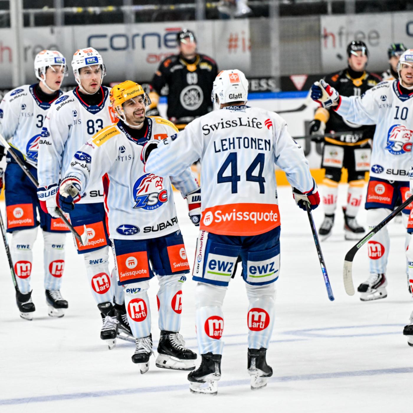 Später Jubel: Mikko Lehtonen (Nummer 44) brachte die ZSC Lions in die Verlängerung, dort kamen die Zürcher zum neunten Sieg