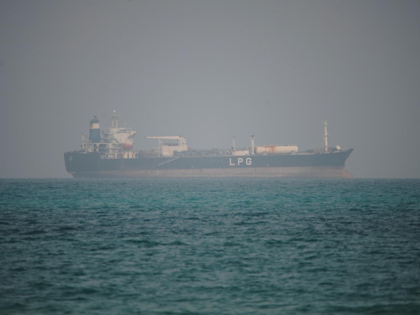 ARCHIV - Ein LPG-Tanker (Flüssiggas) fährt in den Gewässern nördlich der Straße von Bab el-Mandeb. Foto: Abdulnasser Alseddik/AP/dpa
