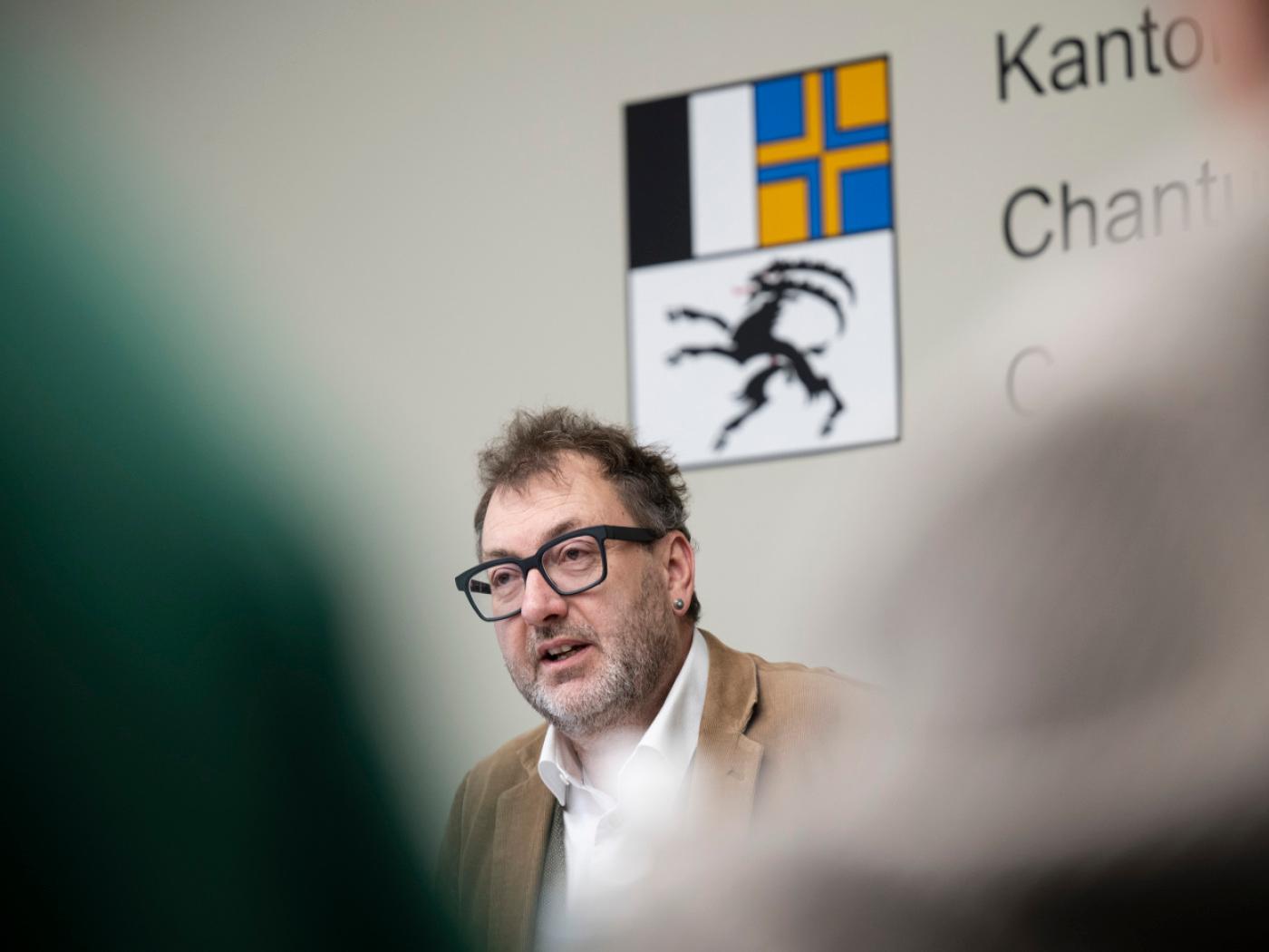 Regierungsrat Peter Peyer sieht bei der Bewilligungserteilung für halbautomatische Gewehre kein Anpassungsbedarf. Das sagte er im Bündner Parlament. (Archivbild)