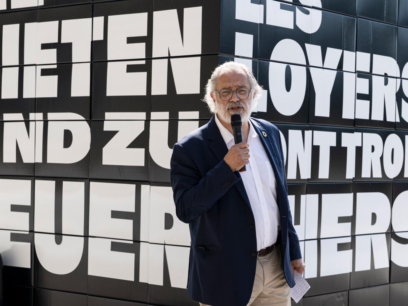 Schon heute sei Wohnen zu teuer, findet der Genfer SP-Ständerat Carlo Sommaruga. Dass Mieterinnen und Mieter nun noch mehr zahlen sollen, will er nicht hinnehmen. Mit einem Appell forderte er den Bundesrat auf, den Gegenvorschlag zur Mietpreis-Initiative zurückzuziehen. (Archivbild)