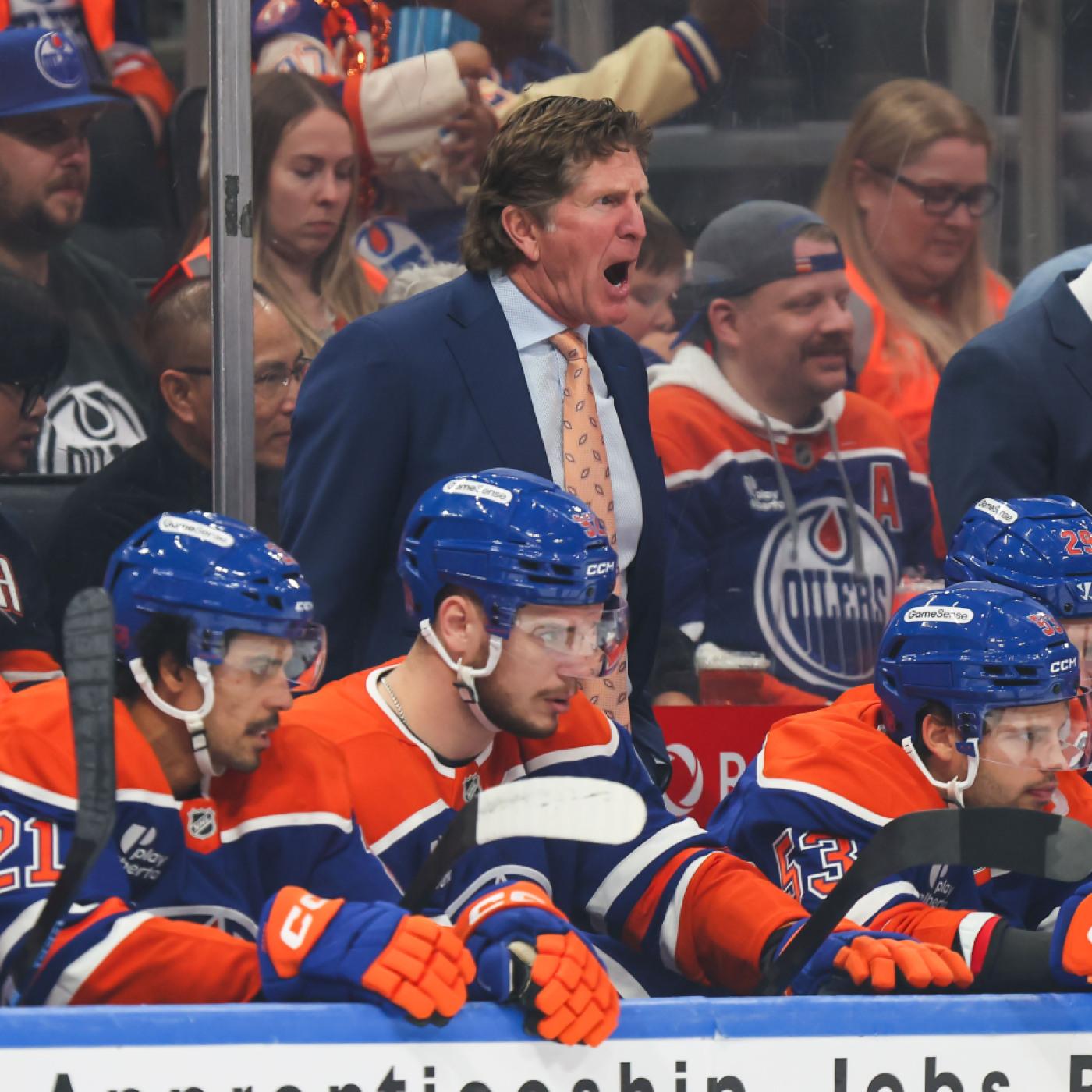 Edmontons Headcoach Mike Babcock gibt den Spielern schreiend Anweisungen