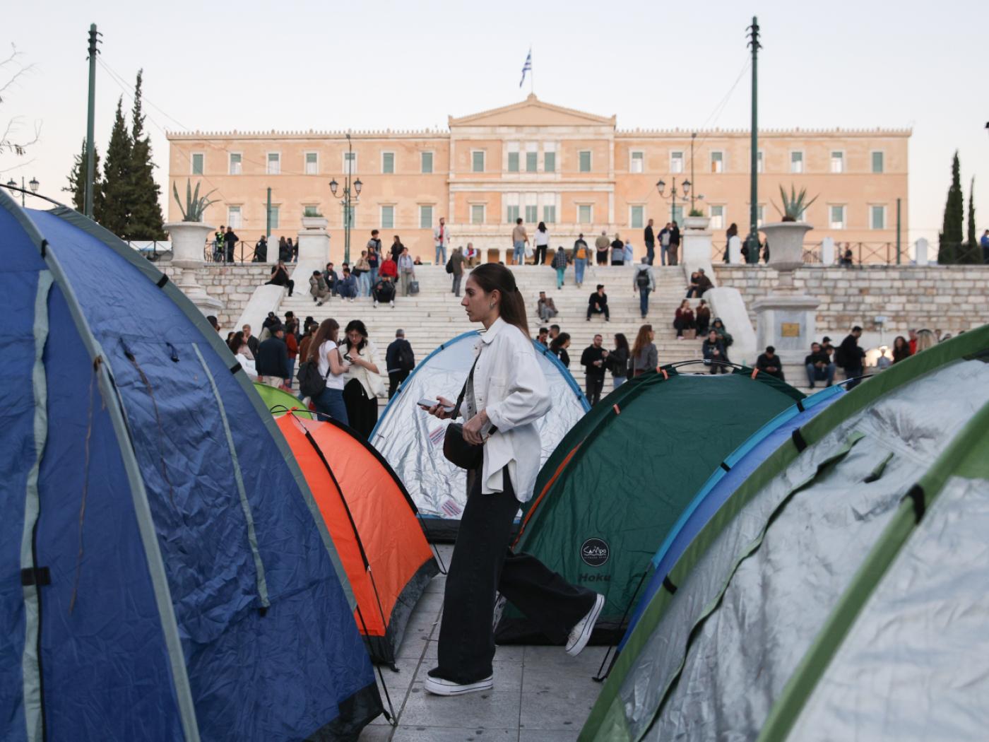 Studierende demonstrieren auf dem Syntagma-Platz und bilden ein Zeltlager aus Protest gegen hohe Miet- und Wohnkosten. Foto: Socrates Baltagiannis/dpa