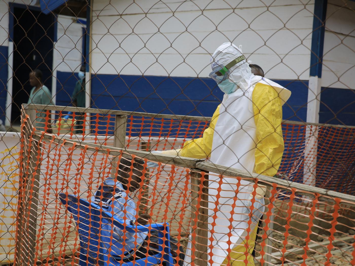 ARCHIV - ARCHIV. Ein Mitarbeiter des Gesundheitswesens spricht in einem Behandlungszentrum für Ebola-Patienten in der Provinz Nord-Kivu im Osten des Kongo mit einem Kind. Foto: Sebastien Kitsa Musayi/AP/dpa