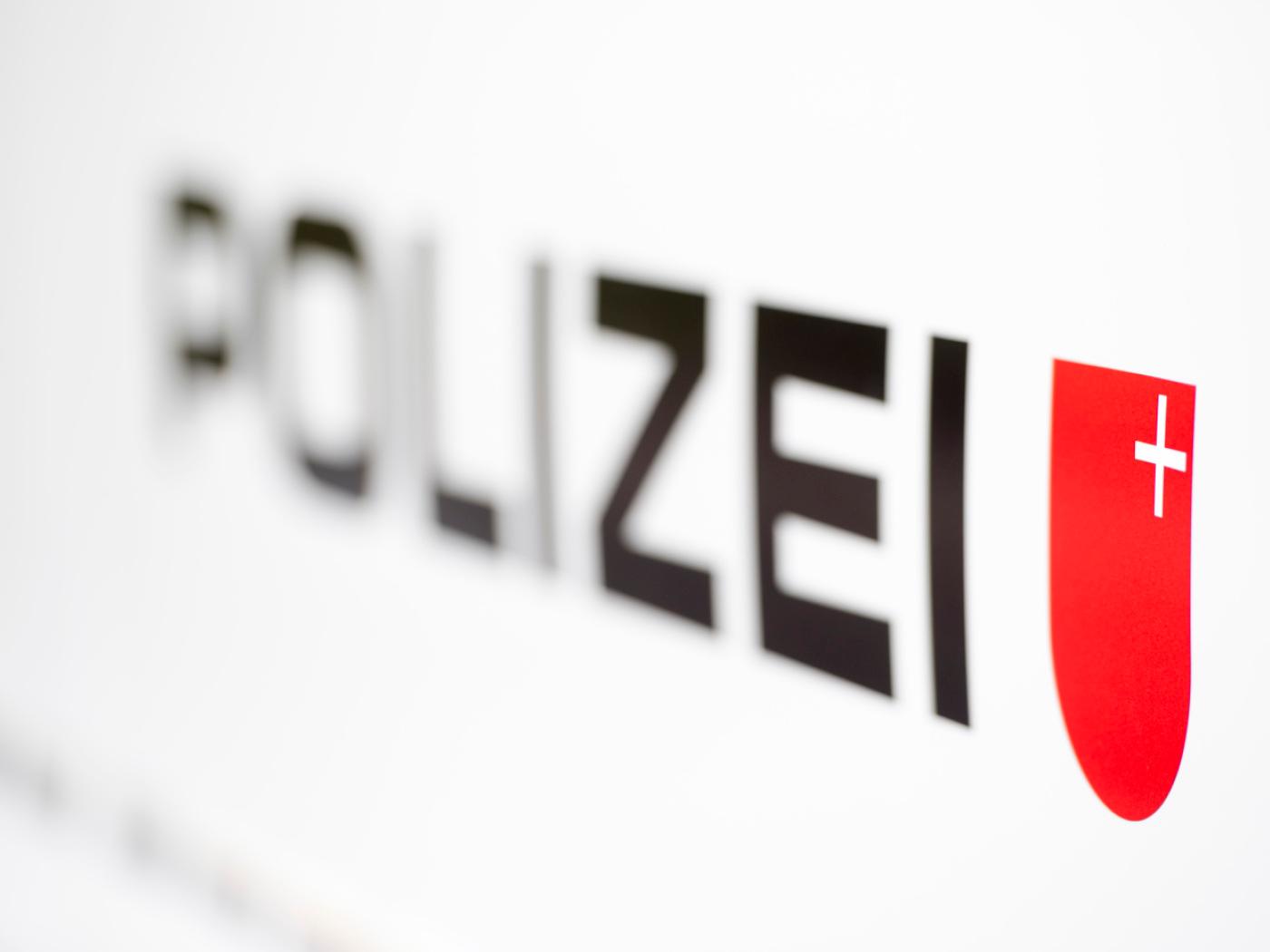 Die Schwyzer Polizei nahm einen 42-jährigen Schweizer als Tatverdächtigen fest. (Symbolbld)